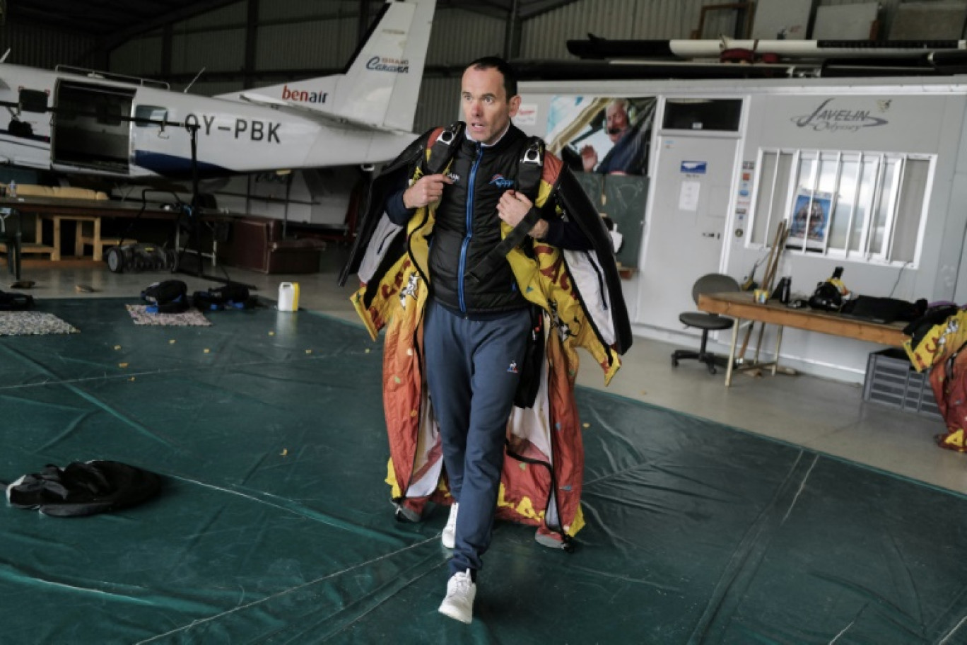 Boris Paturet enfile sa Wingsuit avant un vol d'entraînement acrobatique à Pamiers, le 30 octobre 2023 en Ariège © Charly TRIBALLEAU