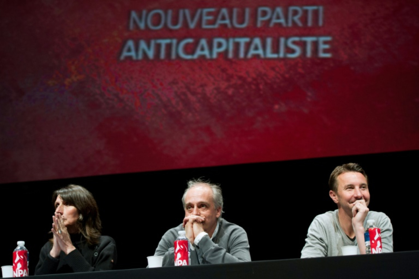 Christine Poupin (g), Philippe Poutou (c) et Olivier Besancenot, du Nouveau parti anticapitaliste (NPA) lors d'un meeting de campagne le 12 avril 2012 à Paris © BERTRAND LANGLOIS