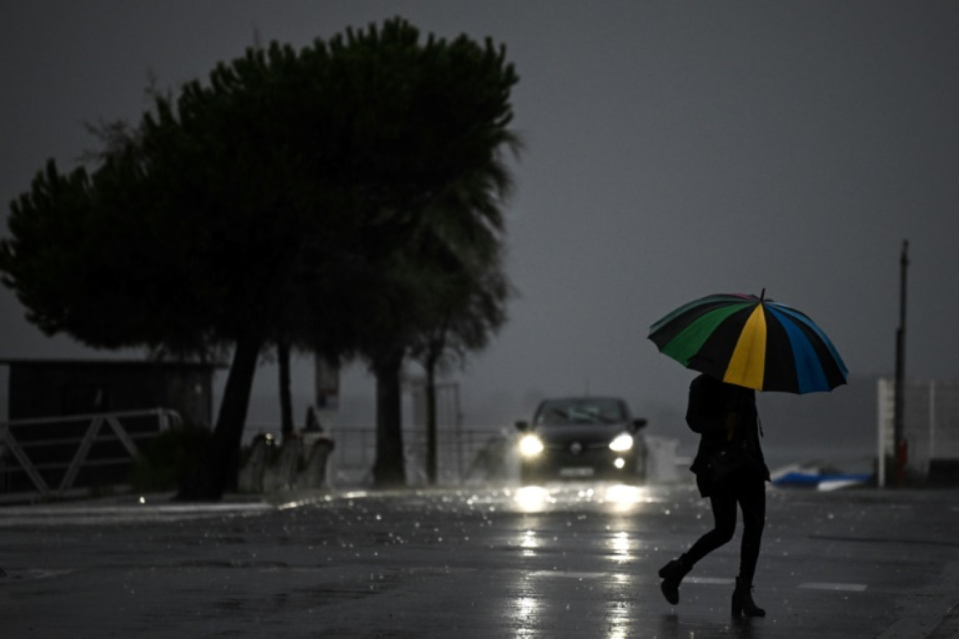 Pluie et vent à Arcachon (Gironde), avant l'arrivée sur l'ouest de la France de la tempête Ciaran, le 1er novembre 2023 © Philippe LOPEZ