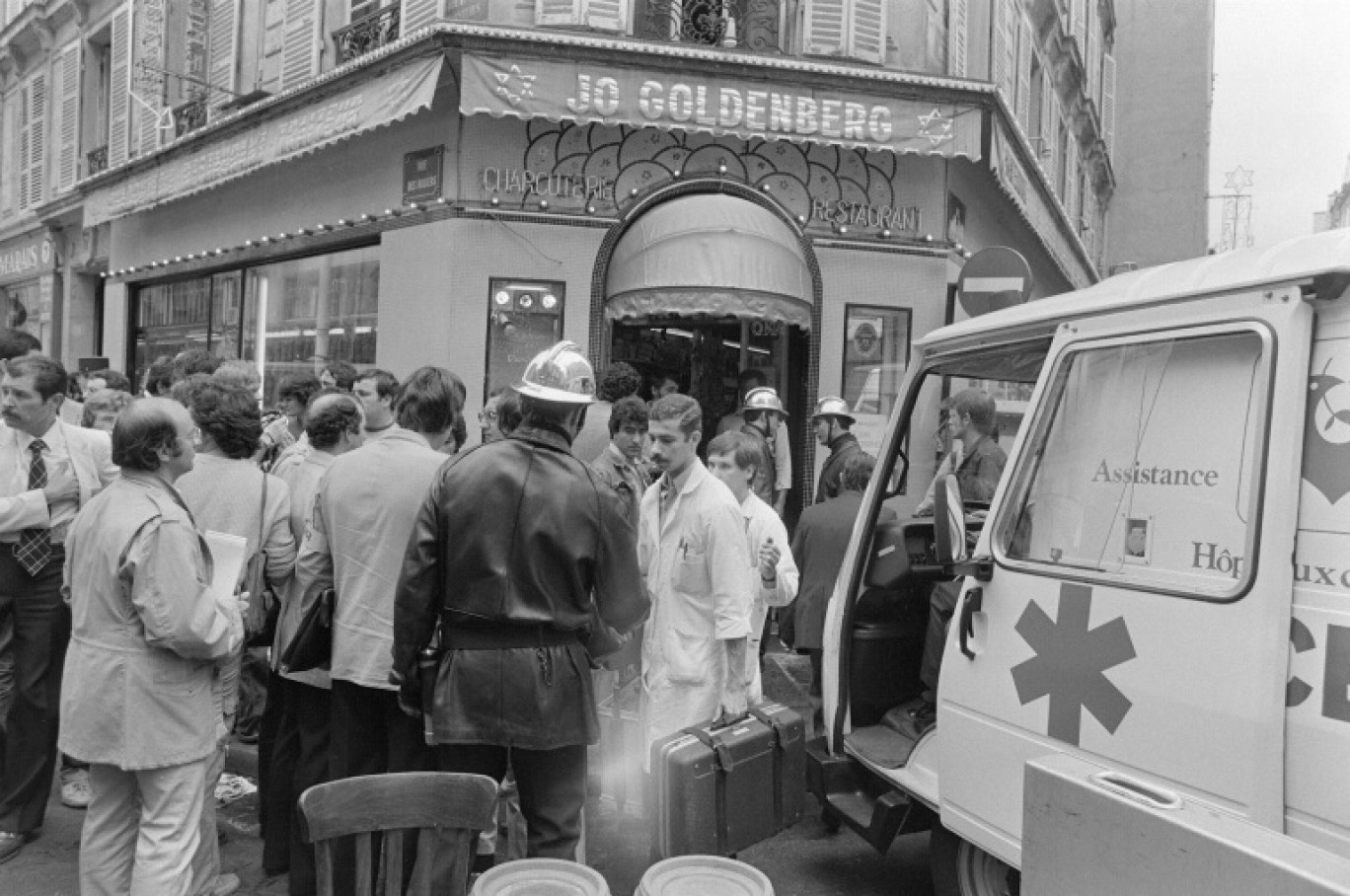 Des pompiers et des sauveteurs devant le restaurant Jo Goldenberg après l'explosion d'une grenade, rue des Rosiers, le 9 août 1982 à Paris © JACQUES DEMARTHON