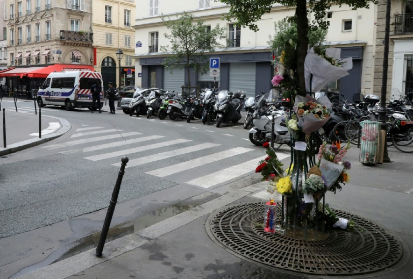 Des fleurs déposées au pied d'un arbre à Paris, quatre jours après une attaque au couteau qui a fait un mort et quatre blessés, le 16 mai 2018 © JACQUES DEMARTHON