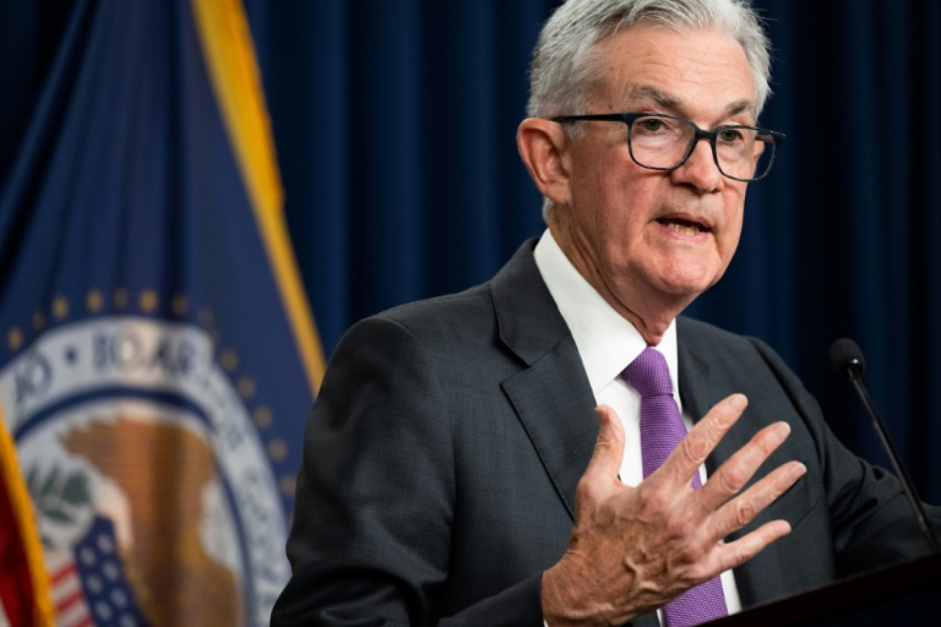 Jerome Powell arrive pour une conférence de presse à  Washington le 1er novembre 2023 © SAUL LOEB