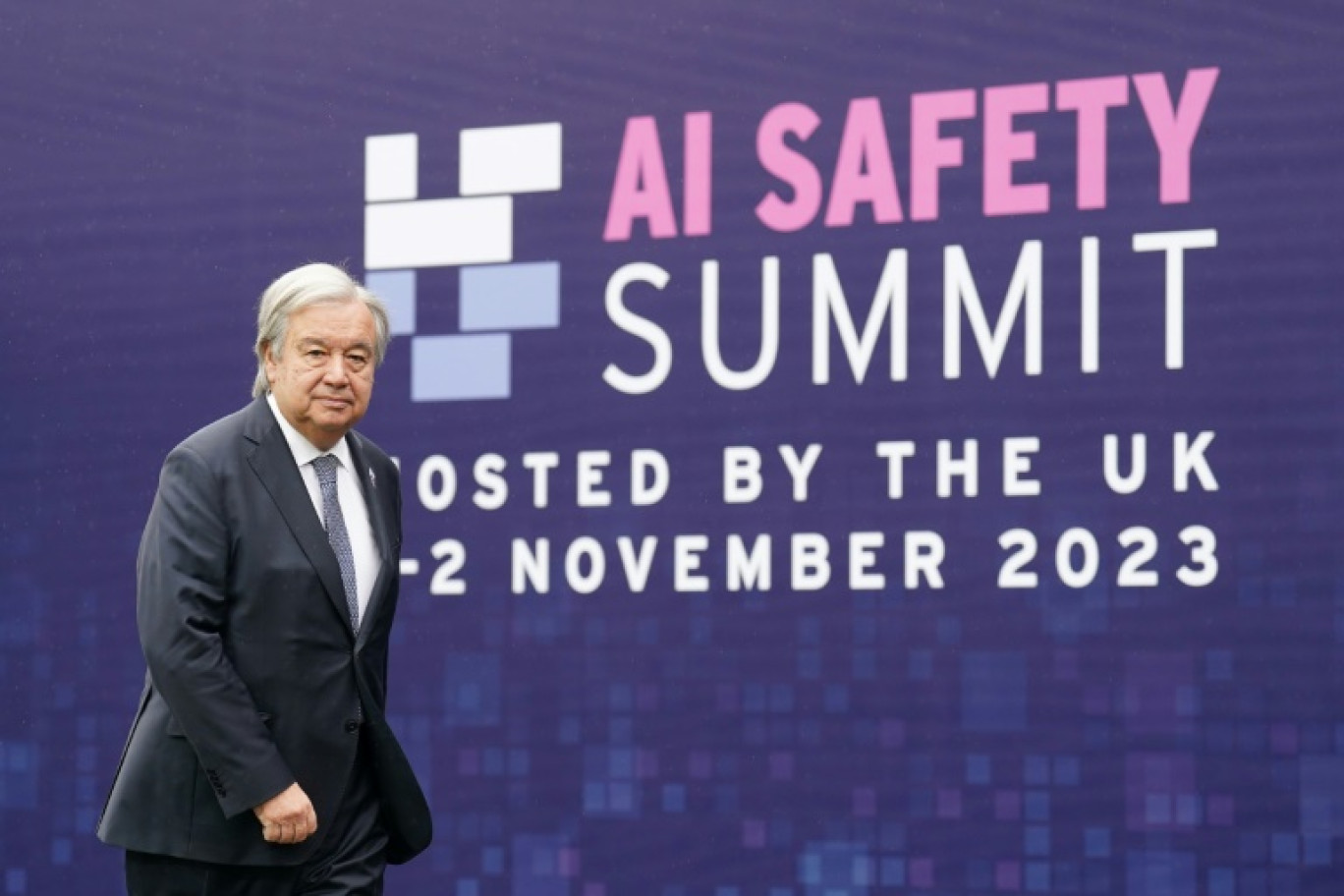 Le secrétaire général de l'ONU Antonio Guterres arrive au deuxième jour du sommet mondial sur les risques de l'intelligence artificielle (IA), le 2 novembre 2023 à Bletchley Park, au Royaume-Uni © Joe Giddens