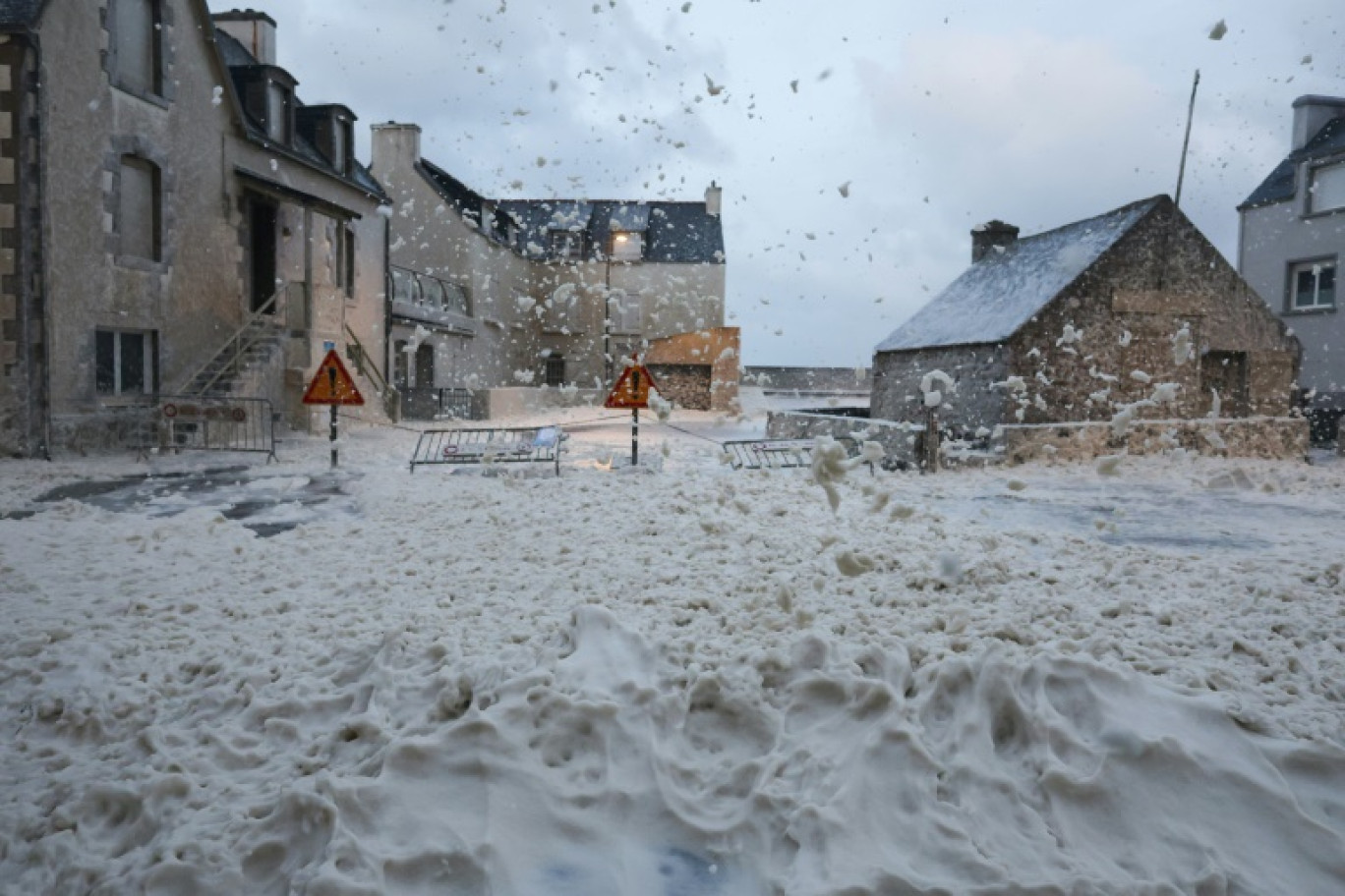 De l'écume de mer dans les rues de Penmarc'h lors du passage de la tempête Ciaran, le 2 novembre 2023 dans le Finistère © FRED TANNEAU