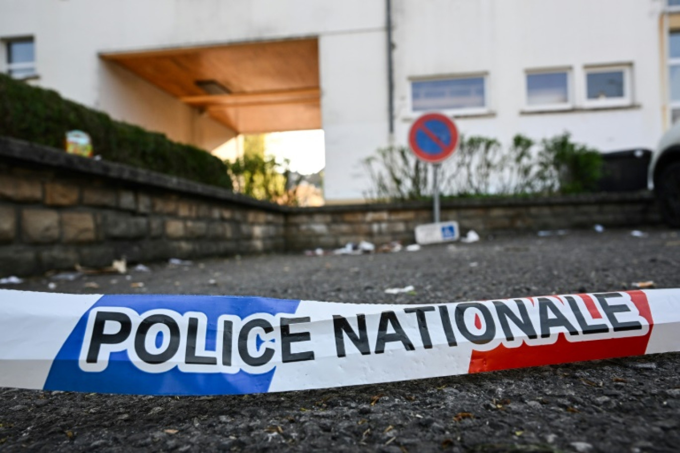 Un ruban de police tombé au sol près du lieu d'une fusillade à Villerupt, en Meurthe-et-Moselle, le 14 mai 2023 © Sébastien BOZON