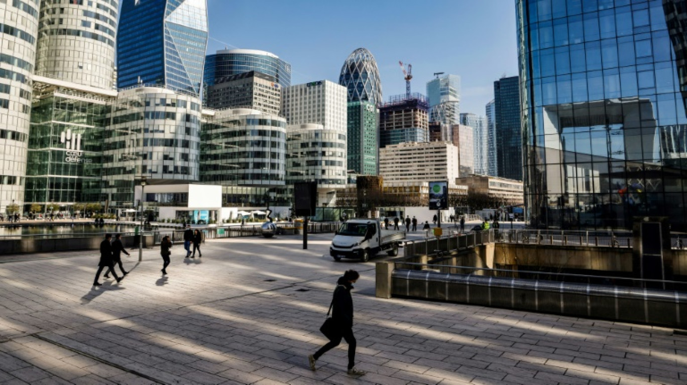 Le parvis de la Défense, un quartier situé sur les territoires des communes de Puteaux, Courbevoie, Nanterre et La Garenne-Colombes, le 23 mars 2021 © Ludovic MARIN