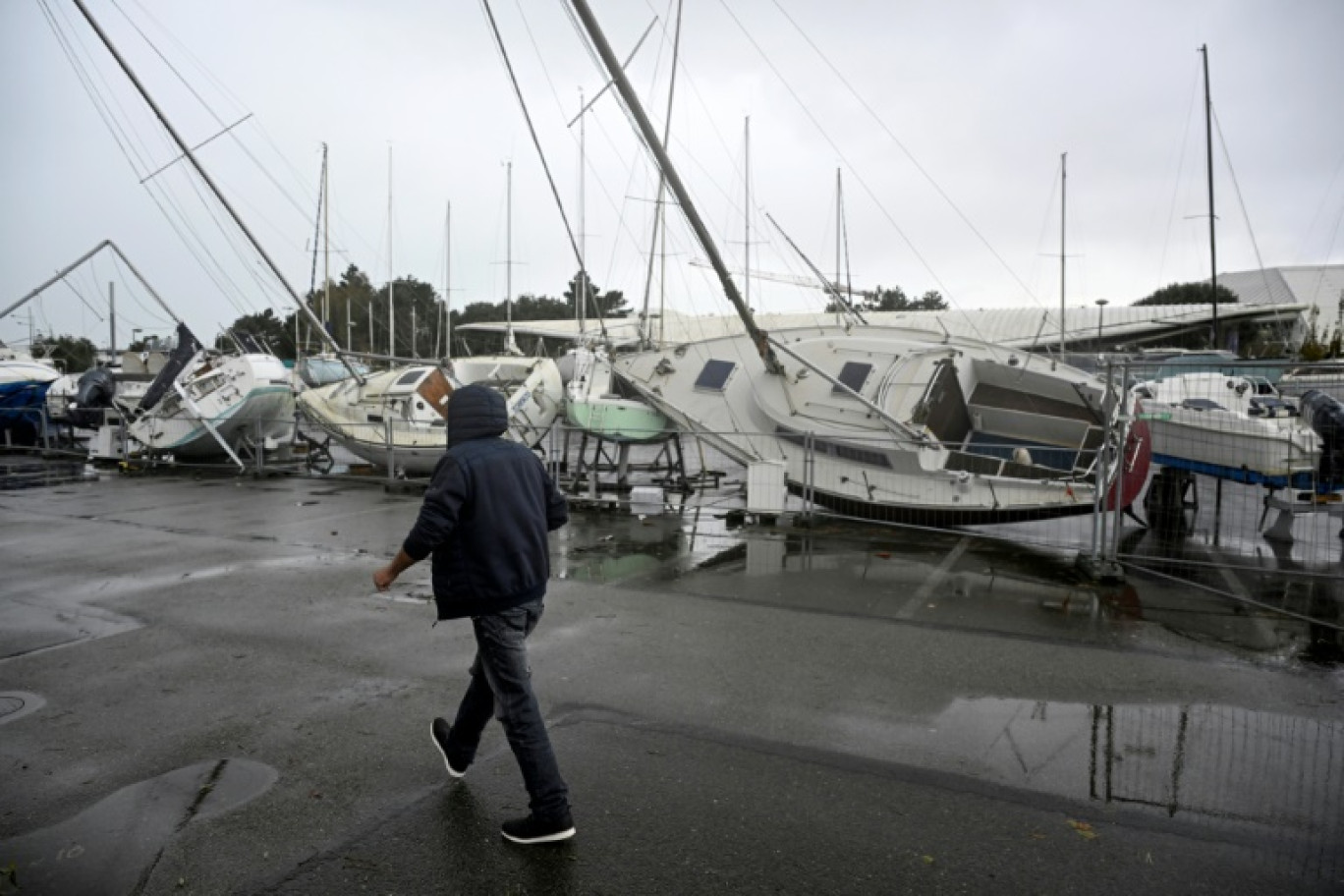 Le président Emmanuel Macron rencontre des pompiers après le passage de la tempête Ciaran, le 3 novembre 2023 à Daoulas, dans le Finistère © Yoan VALAT