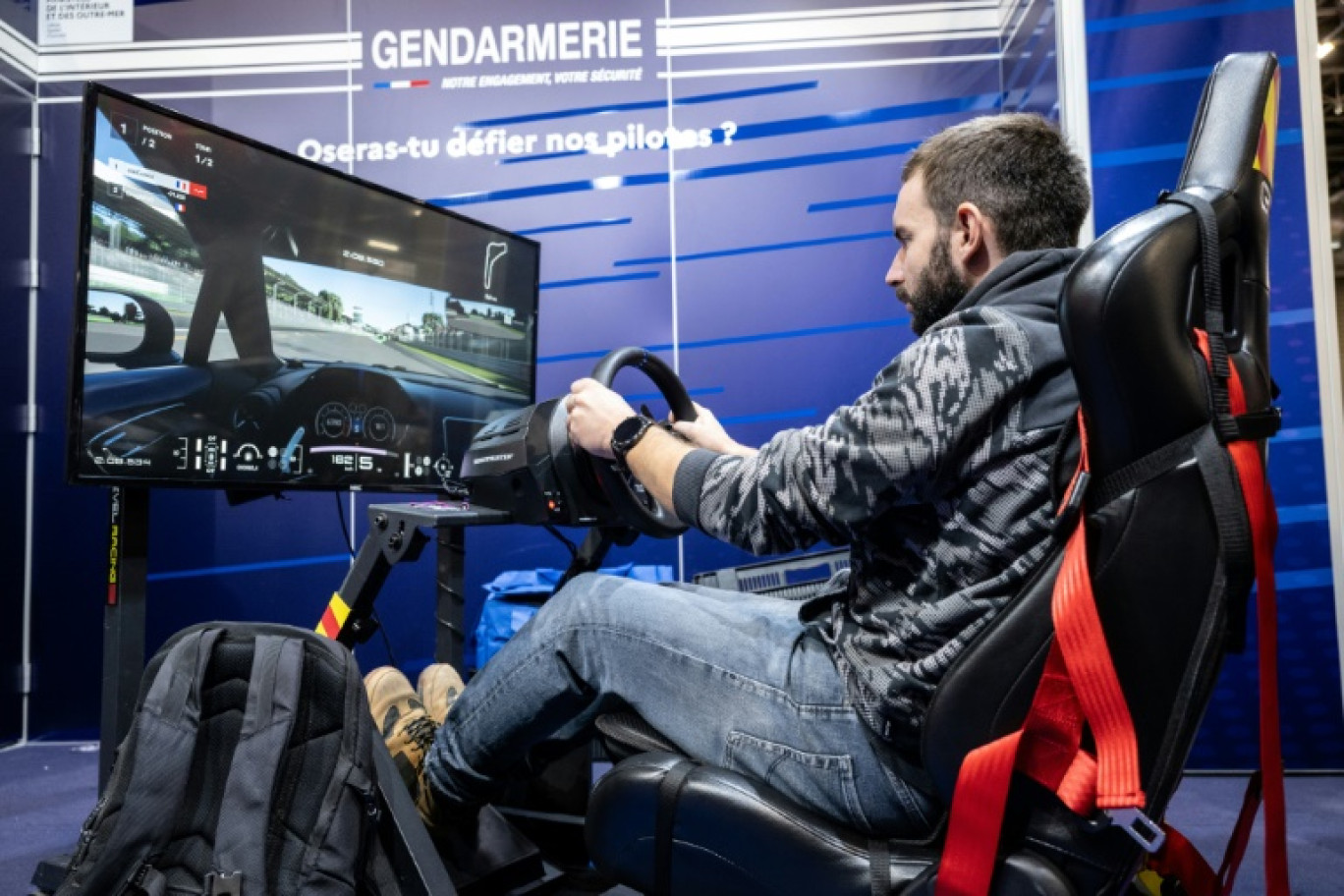 Un visiteur joue à un jeu-vidéo sur le stand de la Gendarmerie nationale, lors du salon Paris Games Week, le 1er novembre 2023 à Paris © BERTRAND GUAY