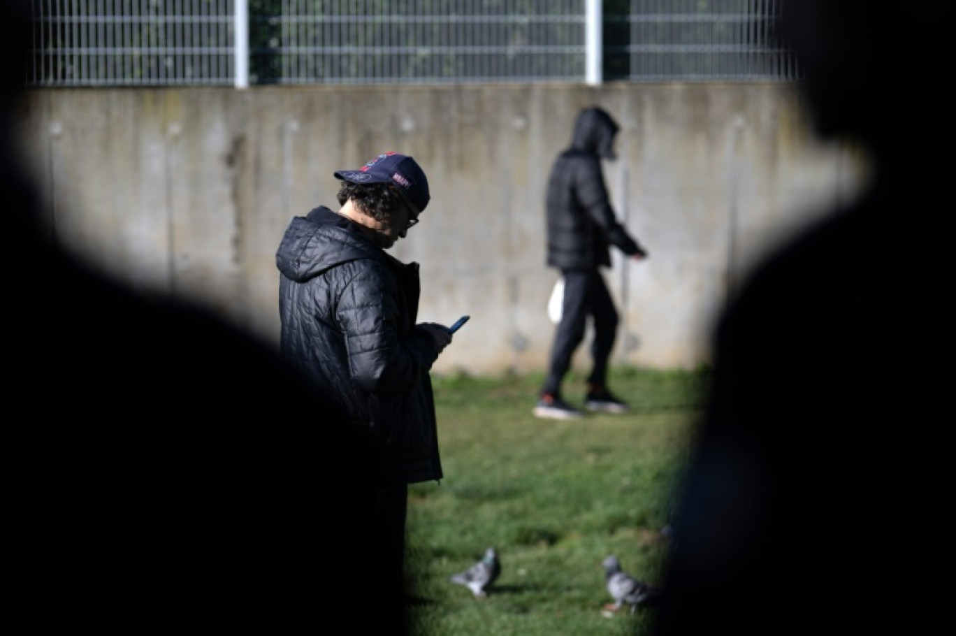 Des migrants dans la cour du centre de rétention administrative de Vincennes, le 2 novembre 2023 à l'est de Paris © MIGUEL MEDINA