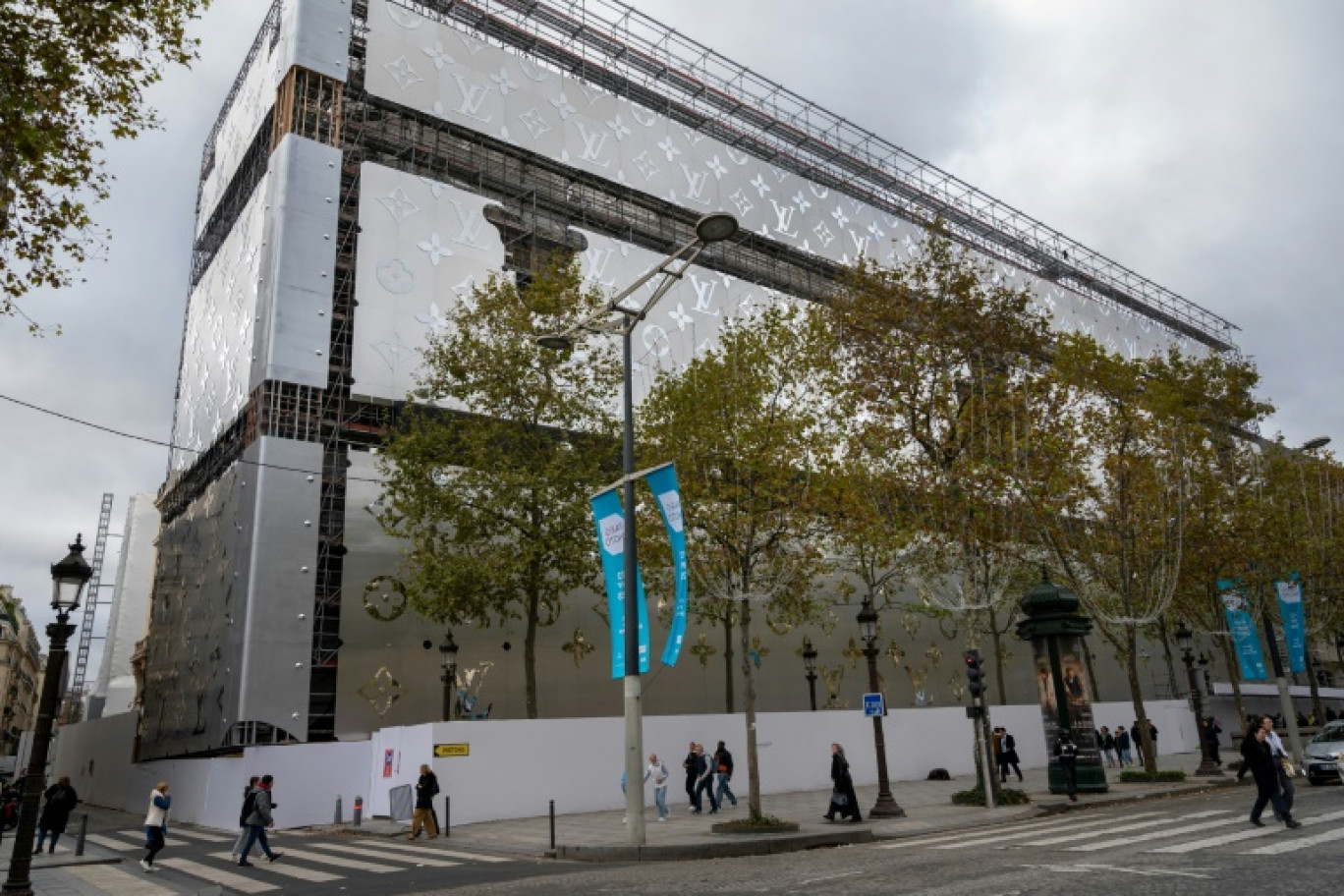 Une bâche publicitaire géante sur un futur magasin Vuitton, le 3 novembre 2023 sur les Champs-Elysées, à Paris © BERTRAND GUAY