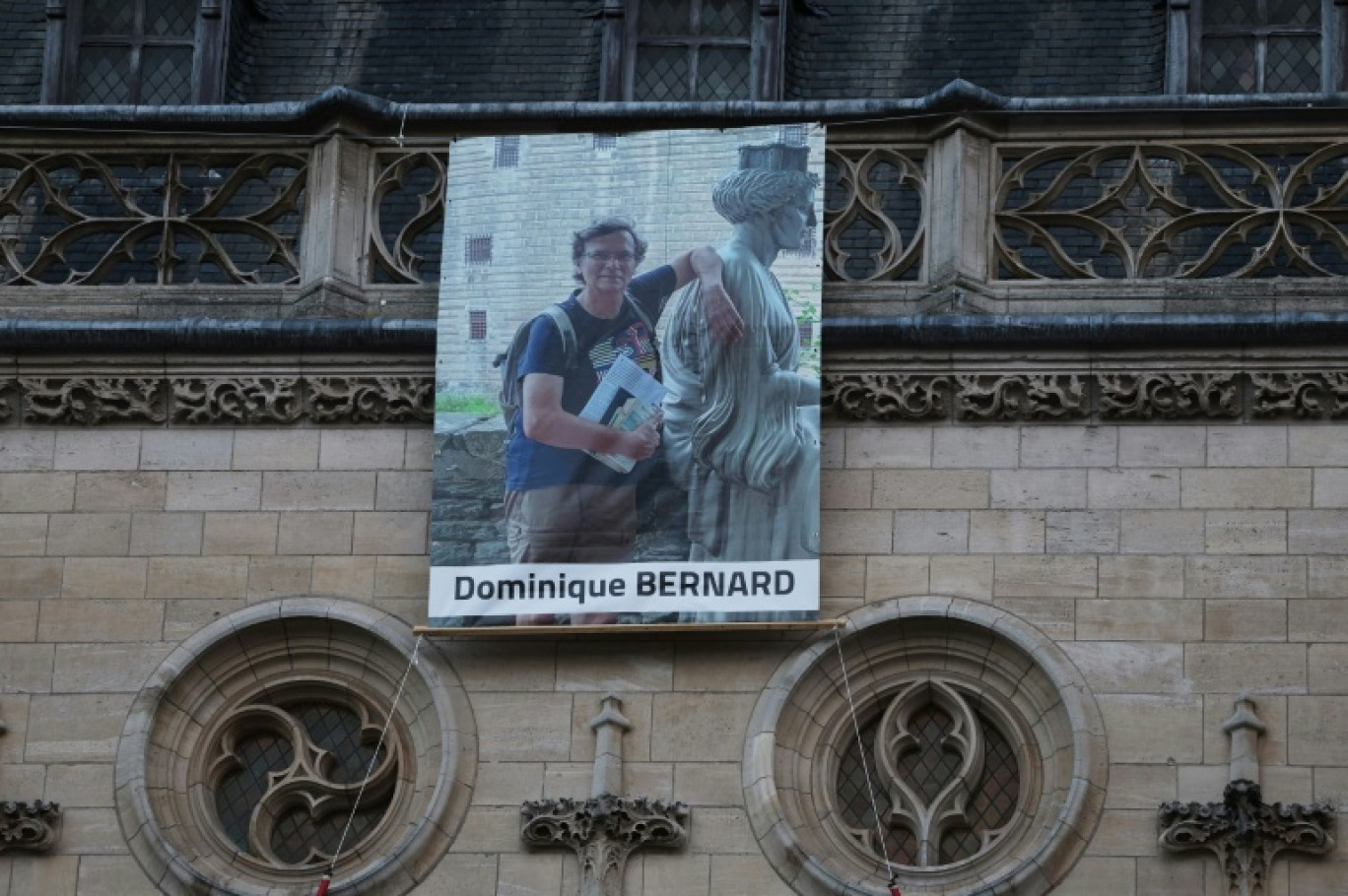 Un portrait de l'enseignant Dominique Bernard, tué dans un attentat islamiste, accroché sur la façade de la mairie d'Arras, le 19 octobre 2023 dans le Pas-de-Calais © FRANCOIS LO PRESTI