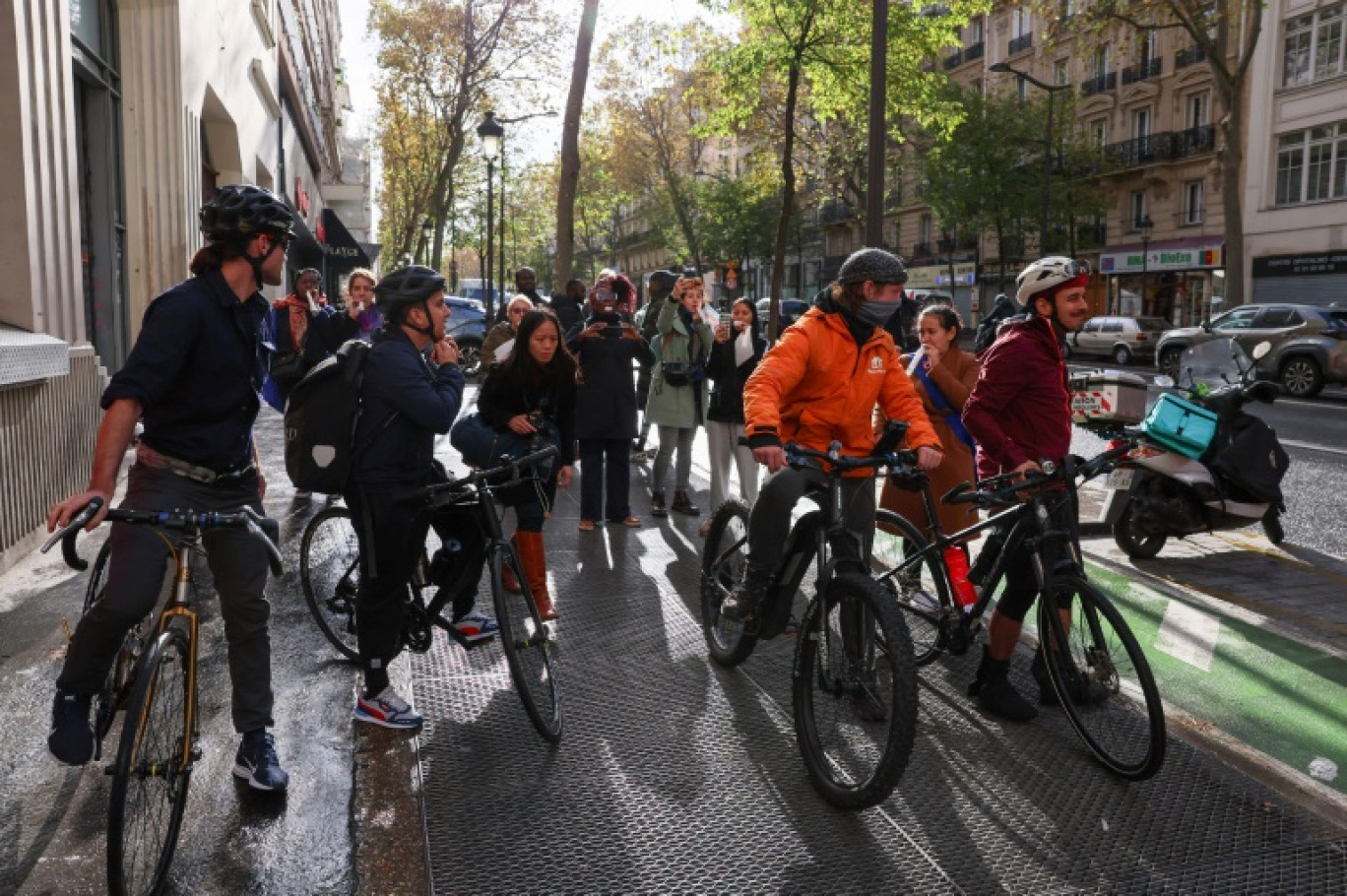 Des coursiers indépendants entament un périple à vélo de Paris à Bruxelles, où est actuellement discutée une directive européenne relative aux droits des travailleurs de plateformes, le 5 novembre 2023 à Paris © ALAIN JOCARD