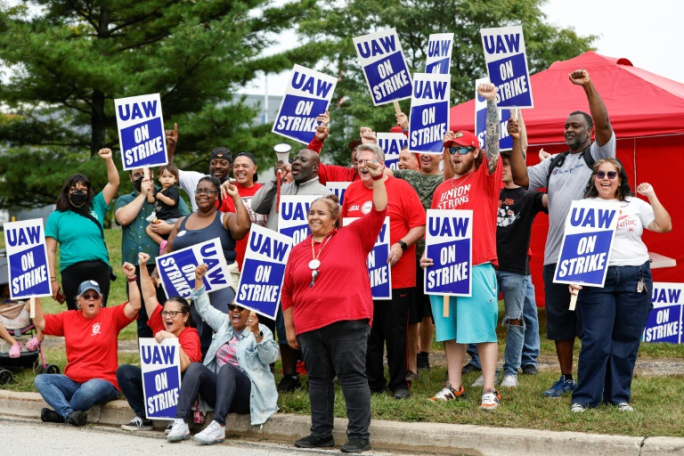 Des membres de l'UAW grévistes à Center Line, le 22 septembre 2023 dans le Michigan © KAMIL KRZACZYNSKI