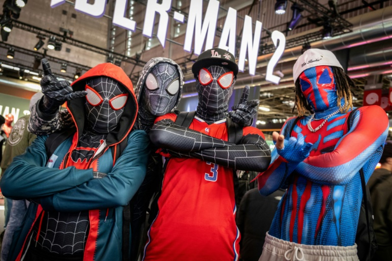 Des personnes déguisées en Spiderman posent lors du salon "Paris Games Week", le 1er novembre 2023 © BERTRAND GUAY