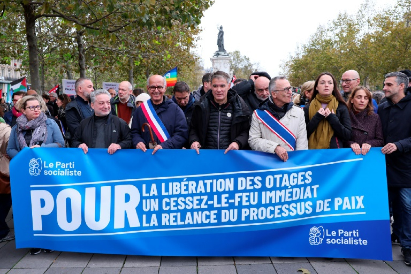 Le patron du Parti socialiste Olivier Faure (C) lors d'un rassemblement de soutien au peuple palestinien, le 4 novembre 2023 à Paris © ALAIN JOCARD