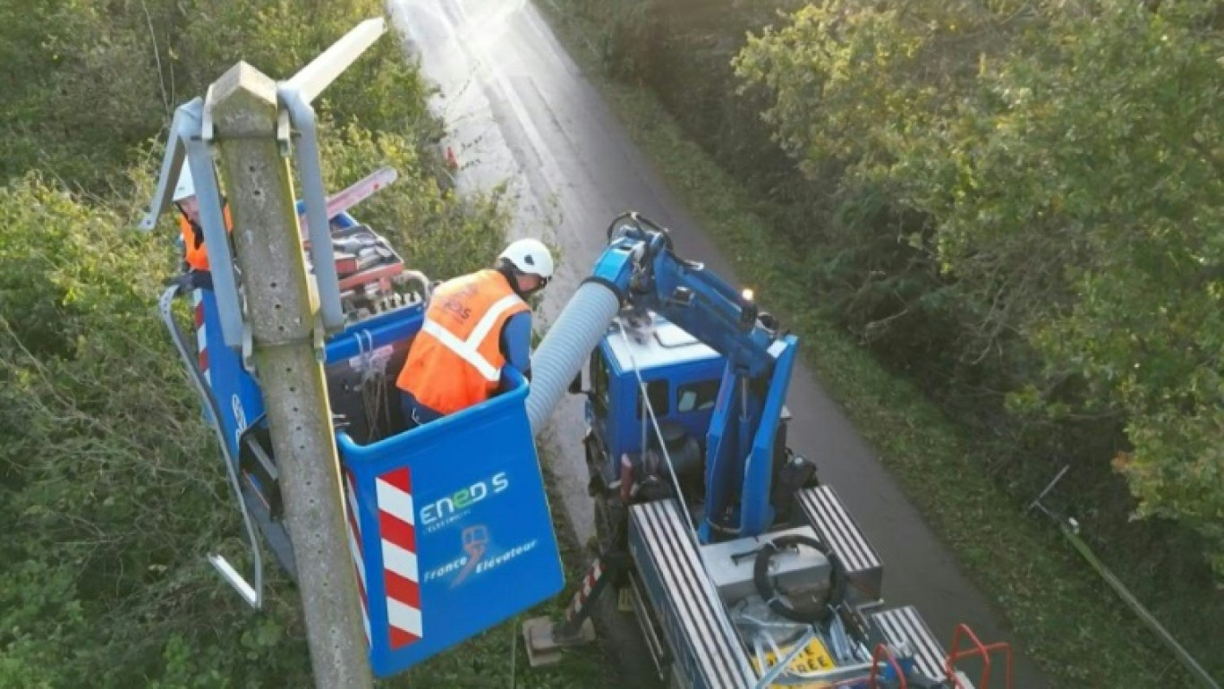 Des pompiers traversent un cours d'eau pour restaurer l'accès à l'eau potable après l'effondrement d'un pont détruit par la tempête Domingos, le 5 novembre 2023 à Corte, en Corse © Pascal POCHARD-CASABIANCA