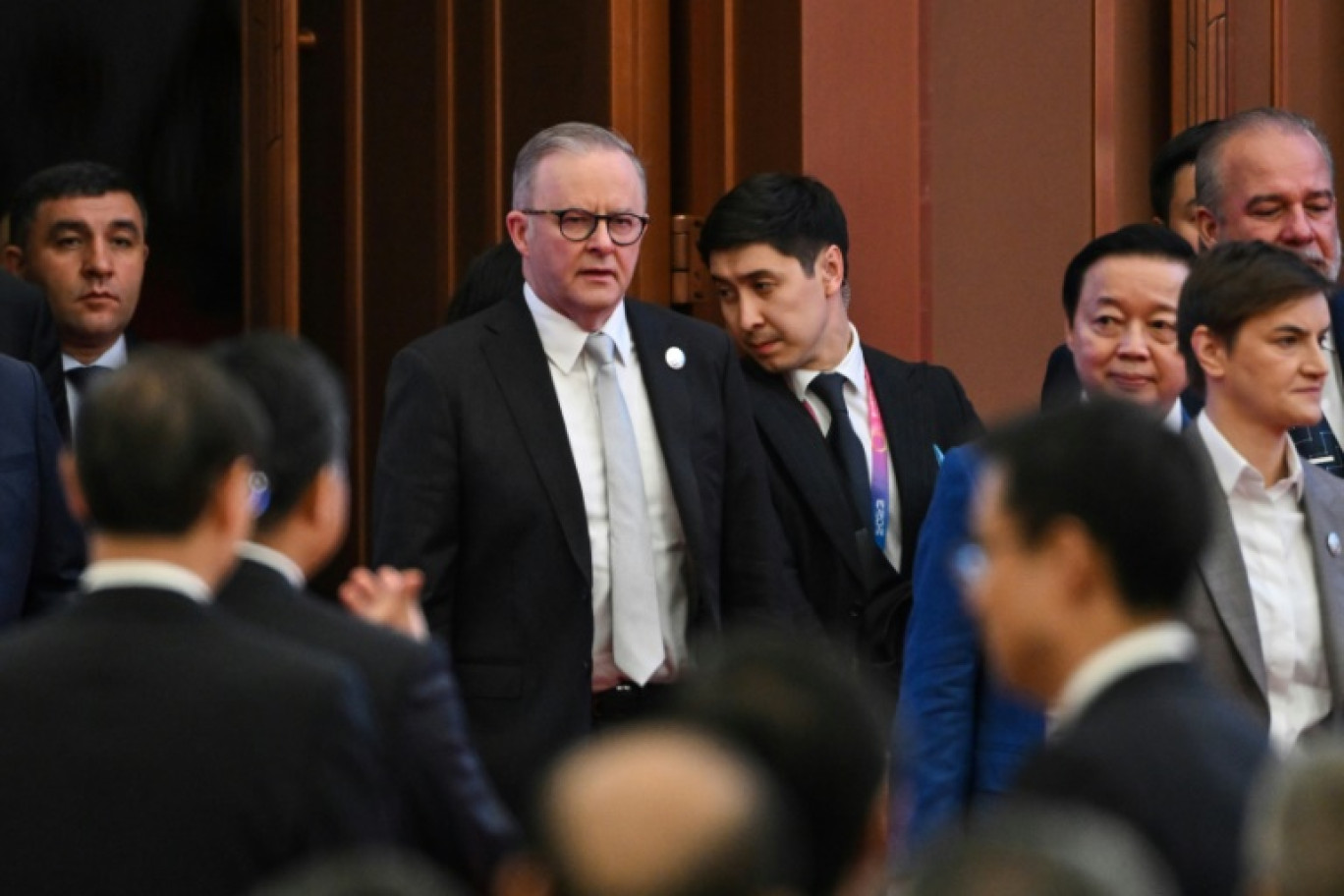 Le Premier ministre australien Anthony Albanese (au centre), le 5 novembre 2023 à Shanghai © Hector RETAMAL