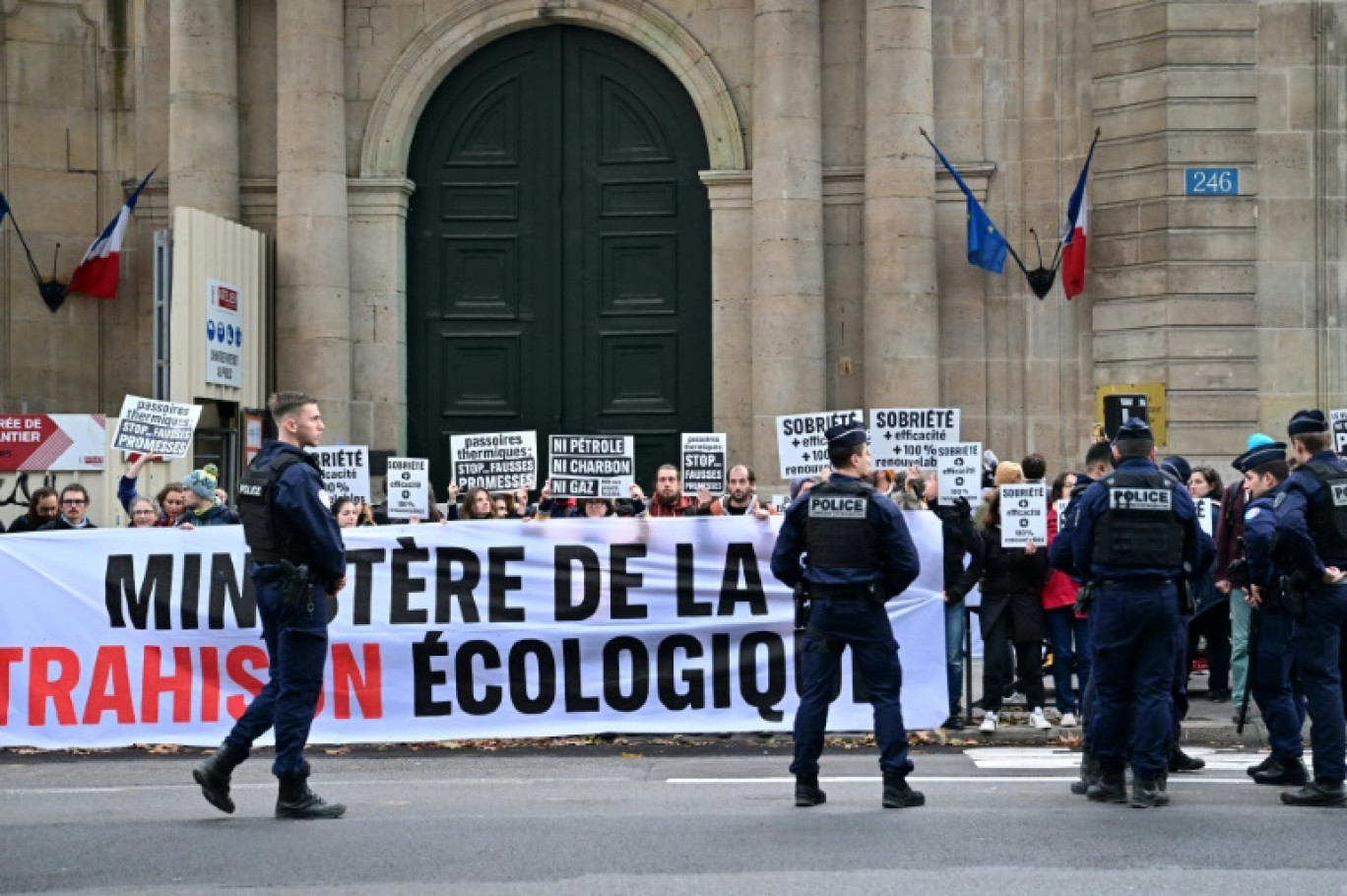 Manifestation de militants de Greenpeace et d'autres ONG devant le ministère de la Transition écologique, le 6 novembre 2023 à Paris © Miguel MEDINA