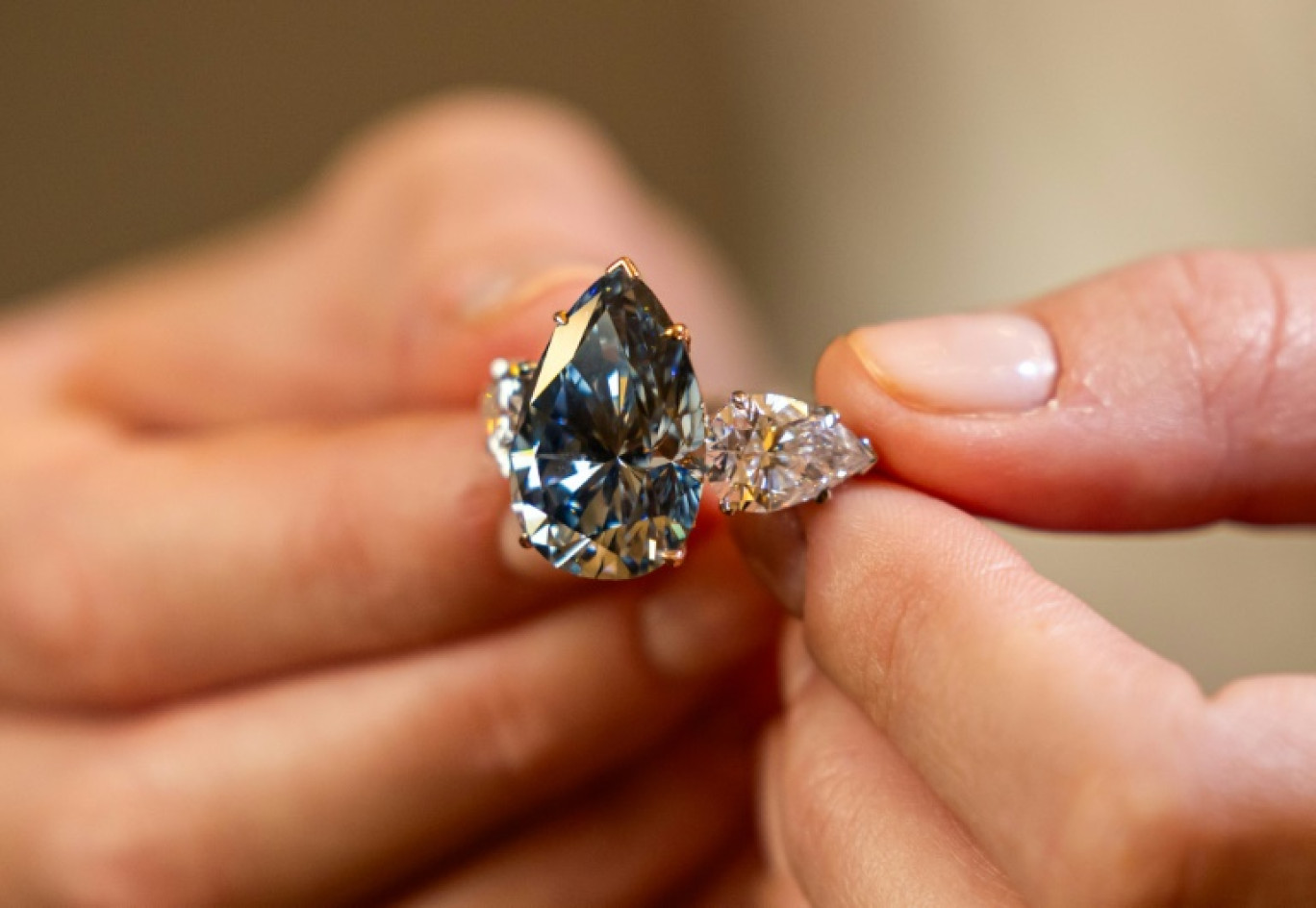 Le diamant Bleu Royal de 17,61 carats, le 2 novembre à Genève © PIERRE ALBOUY