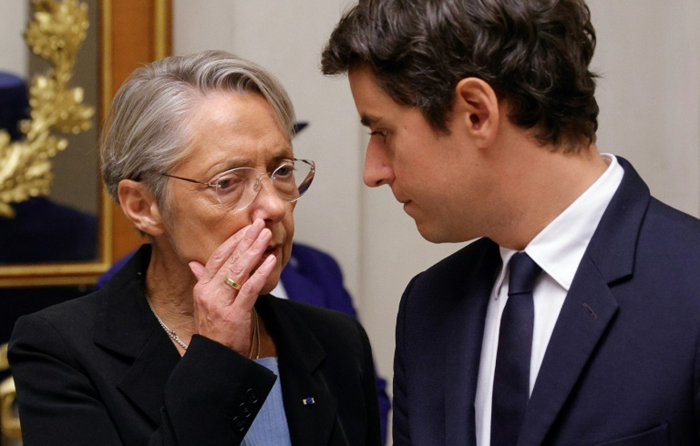 Elisabeth Borne et Gabriel Attal lors d'une cérémonie à la Sorbonne à Paris le 14 octobre 2023 © Geoffroy Van der Hasselt