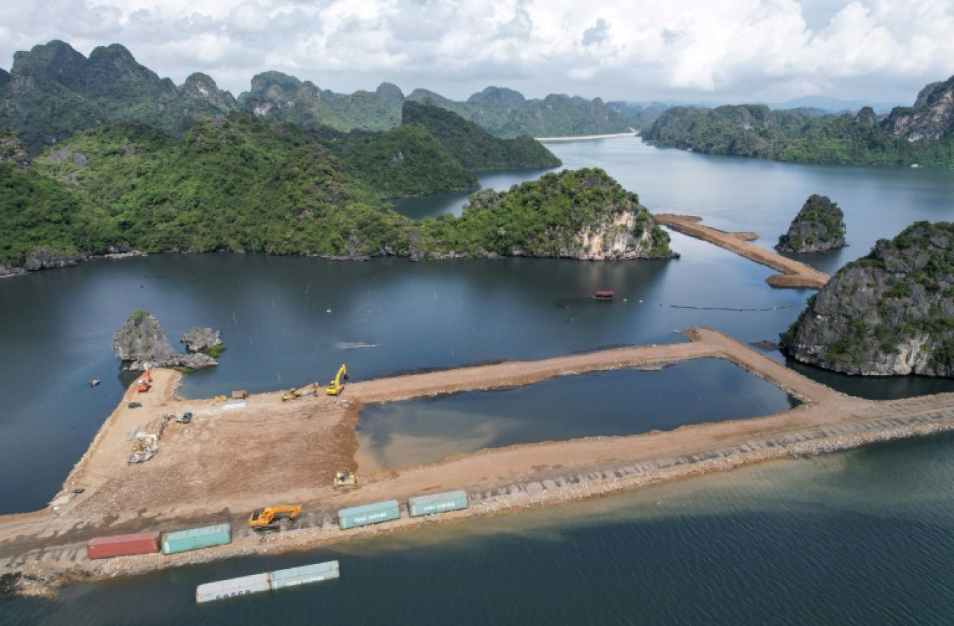 Photo aérienne du chantier de construction d'un immense complexe résidentiel jouxtant la baie d'Ha Long, dans la province de Quang Ninh, le 4 novembre 2023 dans le nord du Vietnam © Hoang DUONG