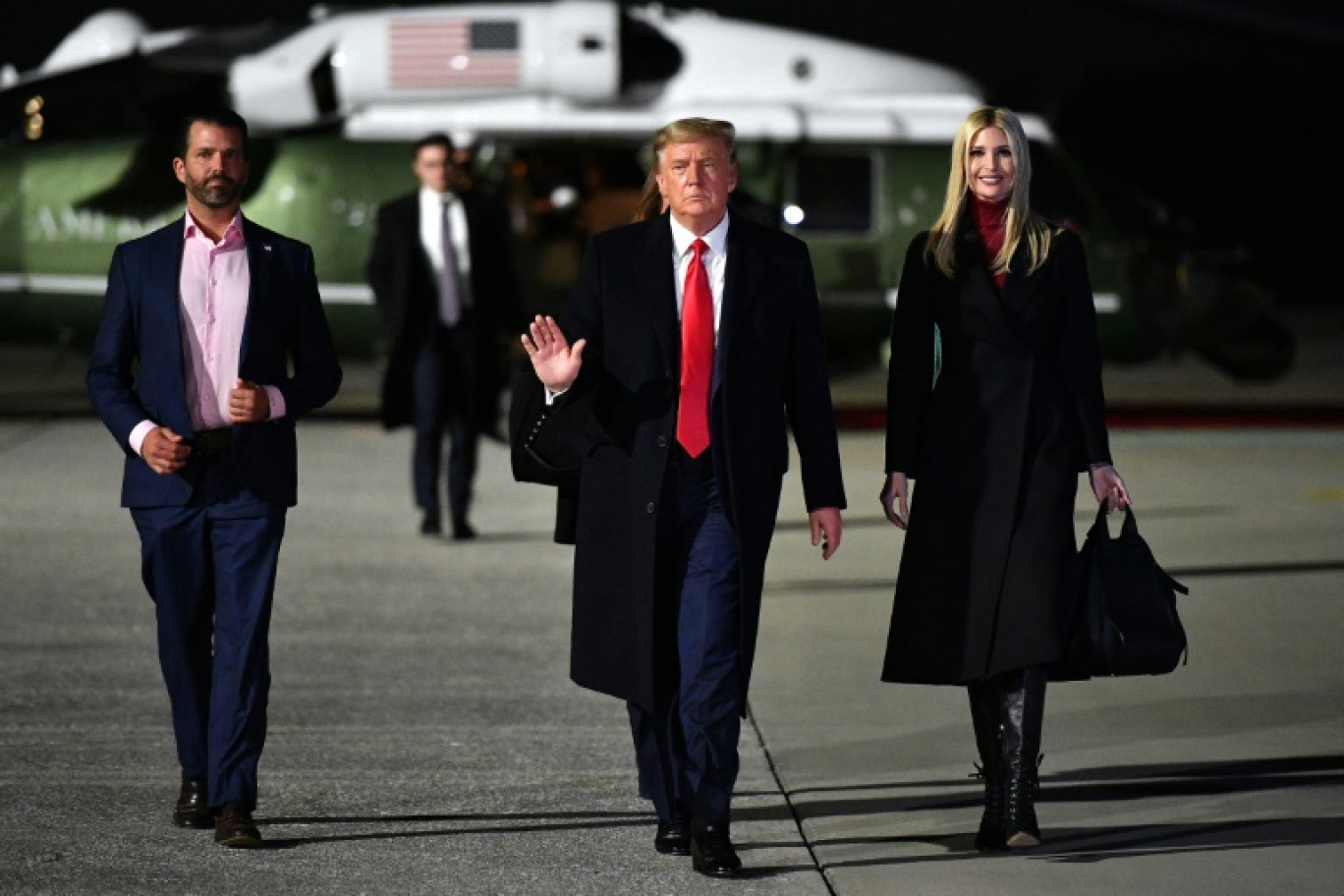 L'ancien président américain Donald Trump (c), sa fille Ivanka Trump (de) et son fils Donald Trump Jr (g) à leur arrivée à Marietta, le 4 janvier 2021 en Géorgie © MANDEL NGAN