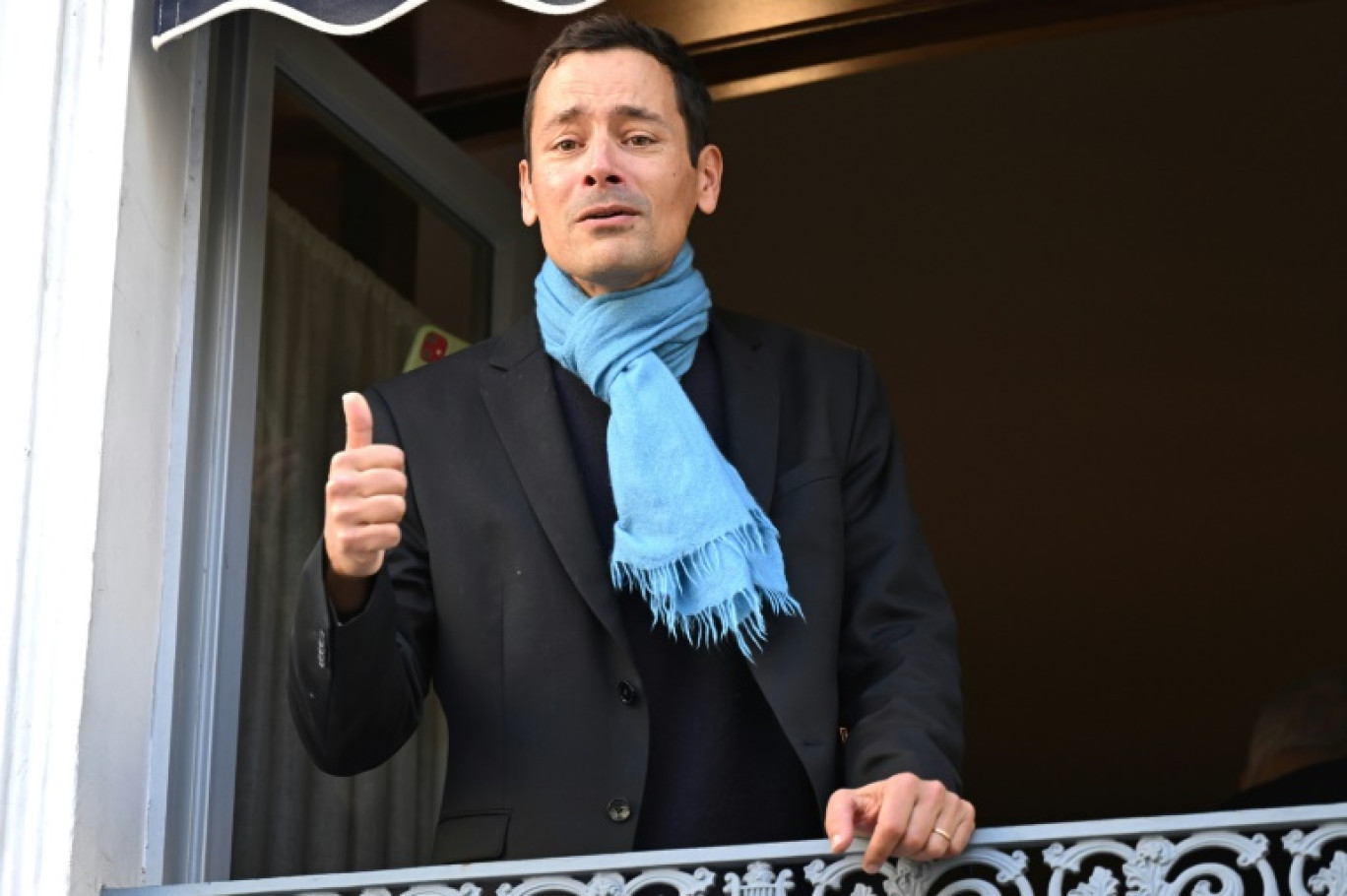 L'écrivain Jean-Baptiste Andrea, lauréat du prix Goncourt, à la fenêtre du restaurant Drouant, le 7 novembre 2023 à Paris © Bertrand GUAY