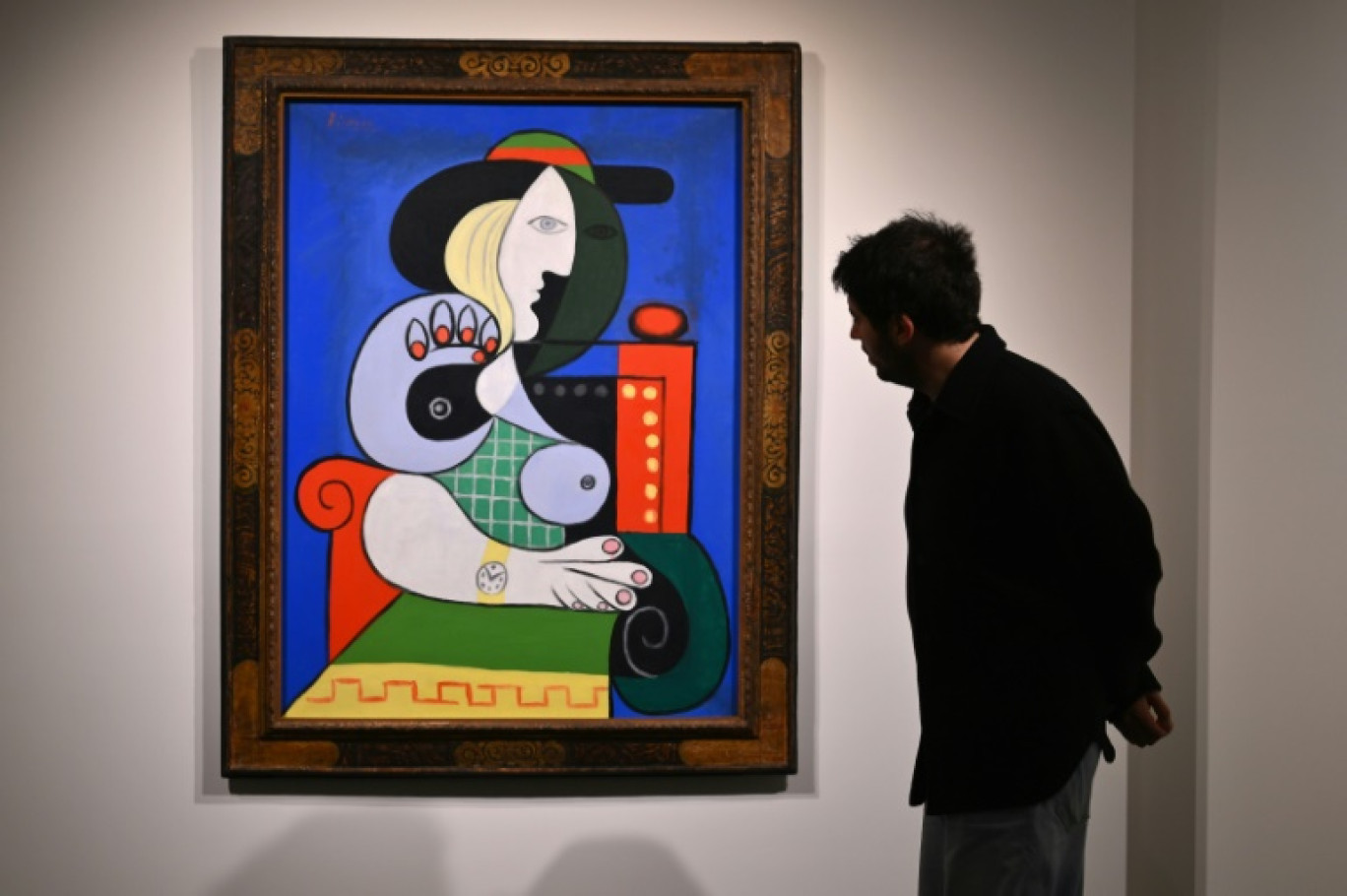 Le tableau "Femme à la montre" de Pablo Picasso exposé chez Sotheby's à New York avant sa mise aux enchères, le 2 novembre 2023 © ANGELA WEISS