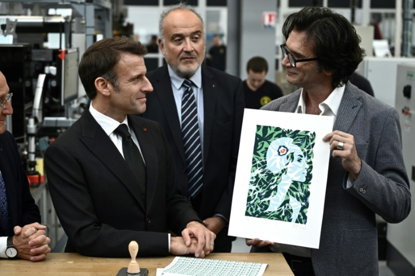 Emmanuel Macron (G) avec le directeur de Philaposte Paul Dworking (C) et le PDG du groupe La Poste Philippe Wahl (D), à l'imprimerie de La Poste, à Boulazac (Dordogne) pour le dévoilement du visage de  la nouvelle Marianne, le 7 novembre 2023 © Philippe Lopez