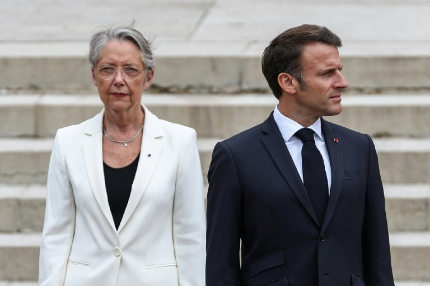 Emmanuel Macron et Élisabeth Borne lors d'une cérémonie au Mont-Valérien à Suresnes dans les Hauts-de-Seine, le 18 juin 2023 © MOHAMMED BADRA