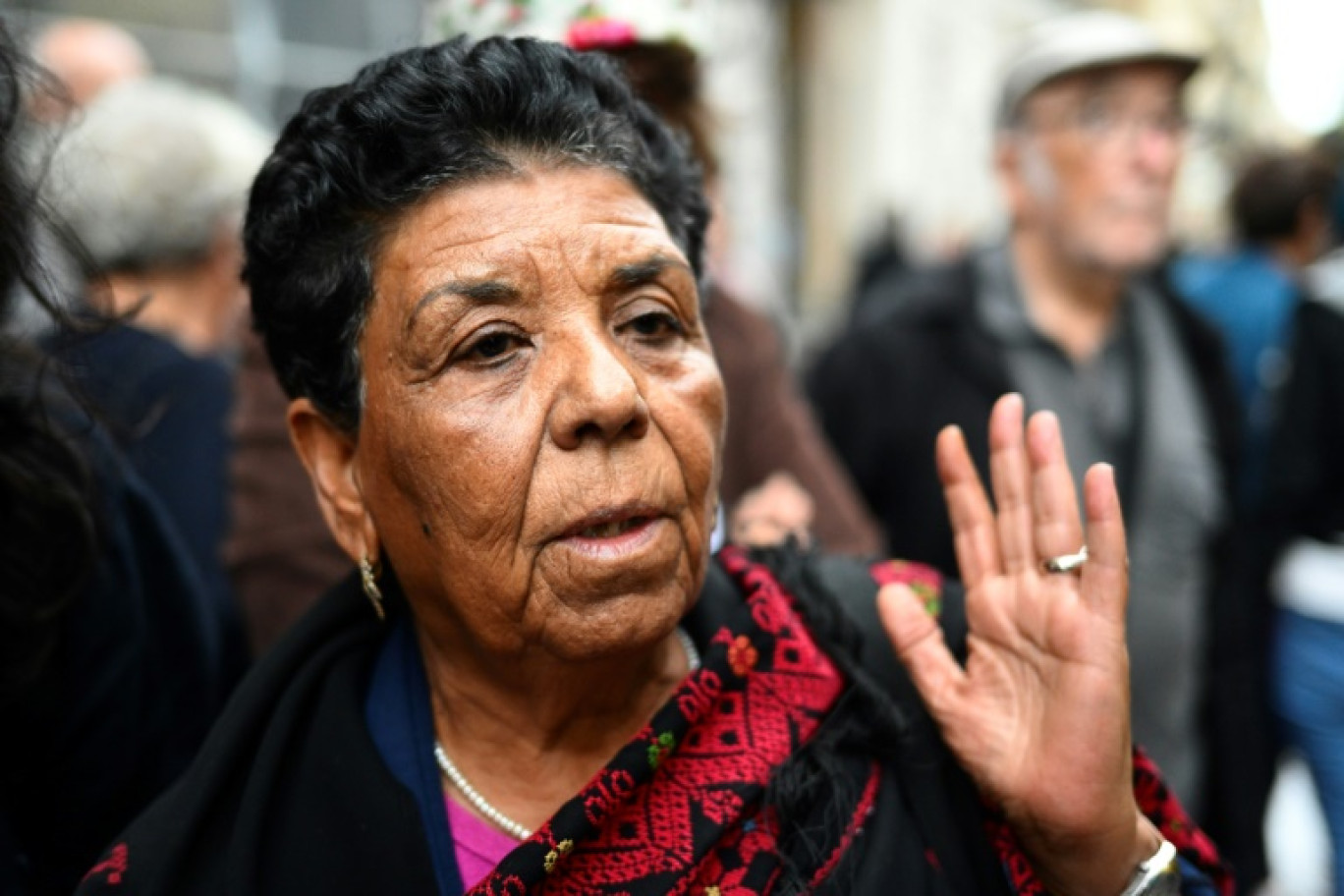 La militante palestinienne Mariam Abou Daqqa arrive au commissariat de Noailles à Marseille le 16 octobre 2023 © Christophe SIMON