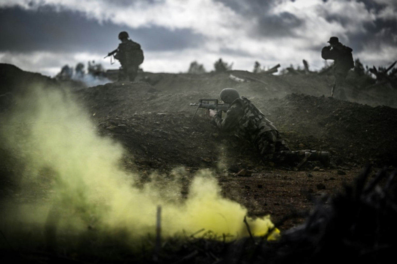 Des soldats ukrainiens lors d'un entraînement avec des soldats français dans un camp militaire en France en novembre 2023 © OLIVIER CHASSIGNOLE