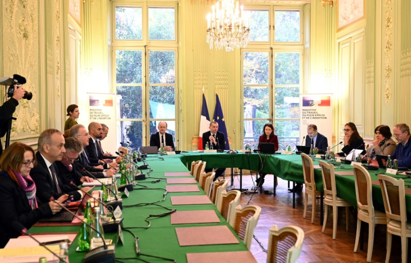 Le ministre français du Travail Olivier Dussopt lors d'une réunion avec les syndicats français sur la réforme de l'assurance chômage, le 21 novembre 2022 à Paris © Bertrand GUAY