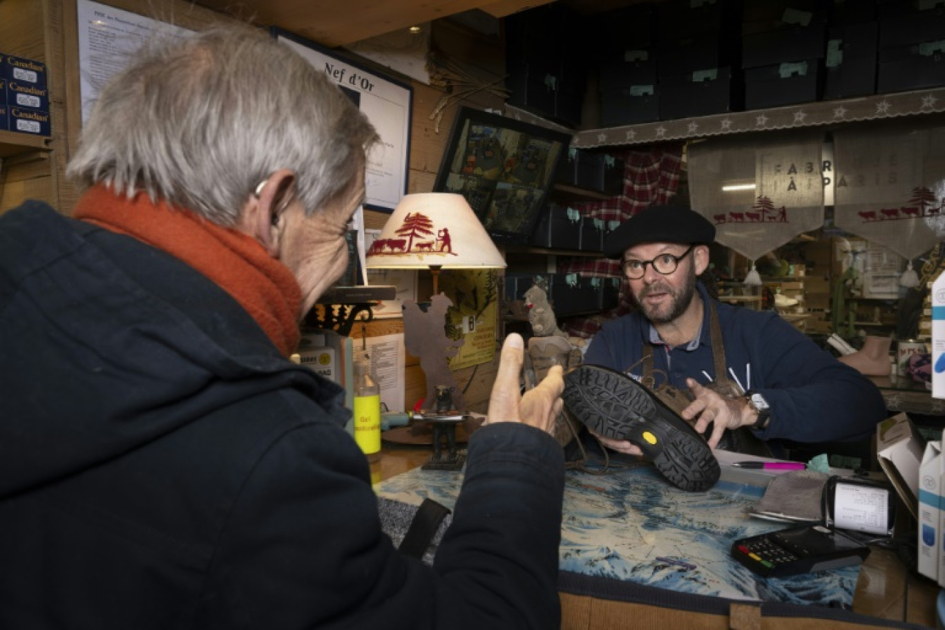 Le maître artisan Thierry Hoo répare une chaussure dans sa cordonnerie "A la ville A la montagne", le 8 novembre 2023 à Paris © MIGUEL MEDINA