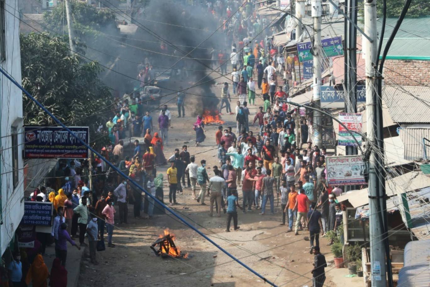 Des ouvriers du textile manifestent contre l'augmentation jugée "ridicule" de leur salaire minimum, le 9 novembre 2023 à Gazipur, au Bangladesh © -