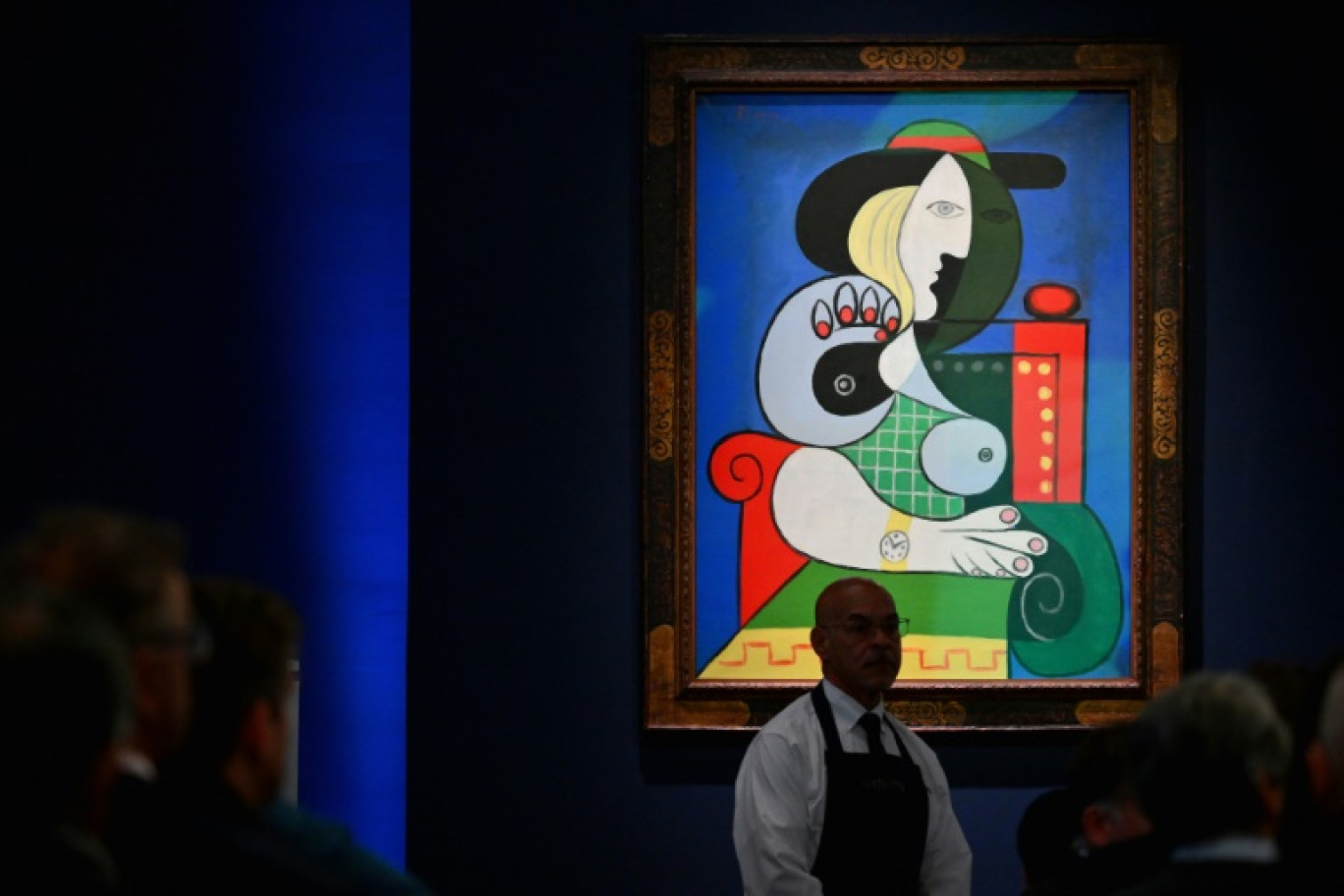 Le tableau "Femme à la montre" de Pablo Picasso lors de sa mise aux enchères chez Sotheby's à New York, le 8 novembre 2023 © ANGELA WEISS