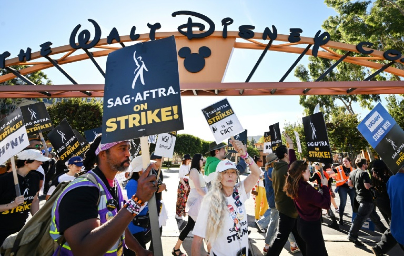 Des acteurs sur un piquet de grève devant les studios Walt Disney, le 1er novembre 2023, à Burbank, en Californie © Frederic J. BROWN