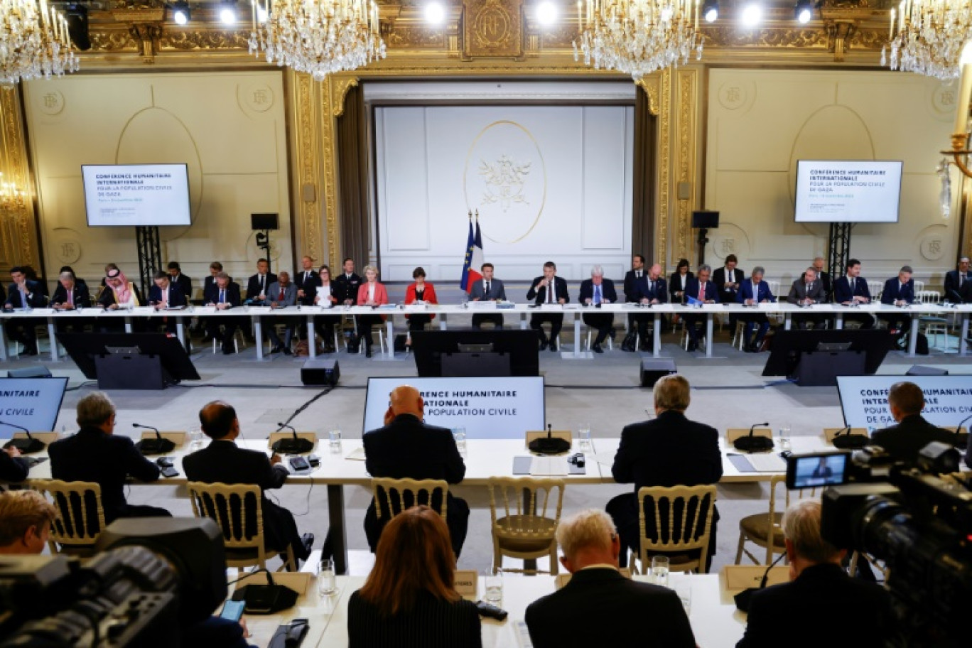 Le président français Emmanuel Macron (c) à l'ouverture de la "conférence humanitaire" sur Gaza à l'Elysée, le 9 novembre 2023 à Paris © Ludovic MARIN