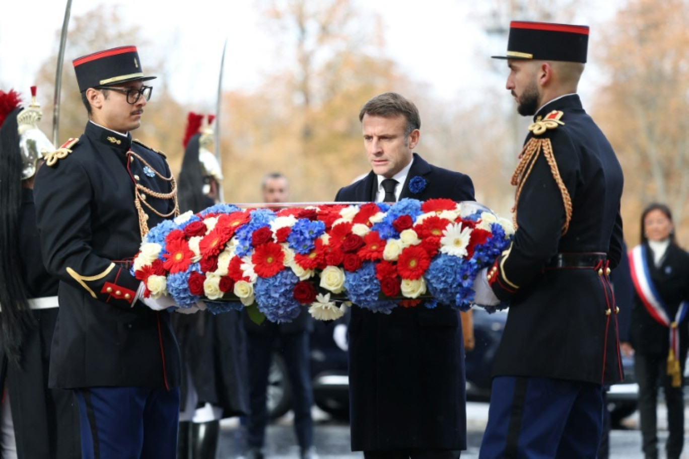 Emmanuel Macron devant la statue de Georges Clémenceau sur les Champs-Elysées, le 11 novembre 2023, à l'occasion des Commémorations de l’Armistice de la Première Guerre mondiale © CLAUDIA GRECO