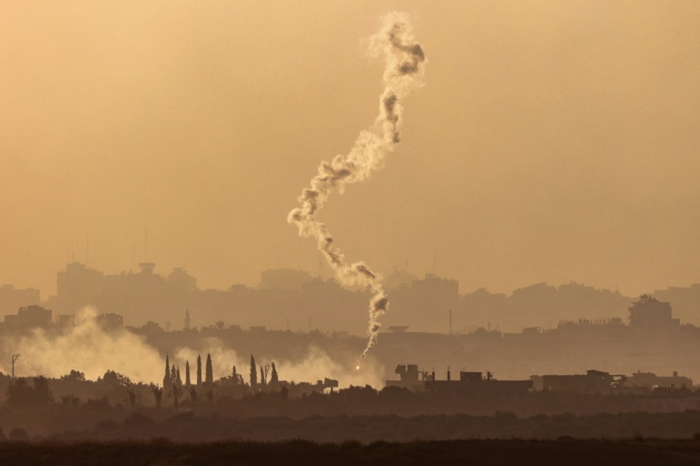 Le président français Emmanuel Macron (c) à l'ouverture de la "conférence humanitaire" sur Gaza à l'Elysée, le 9 novembre 2023 à Paris © Ludovic MARIN