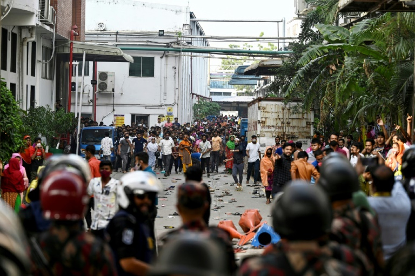 Des ouvriers du textile se heurtent aux policiers alors qu'ils manifestent contre l'augmentation jugée "ridicule" de leur salaire minimum, le 9 novembre 2023 à Gazipur, au Bangladesh © Munir uz ZAMAN