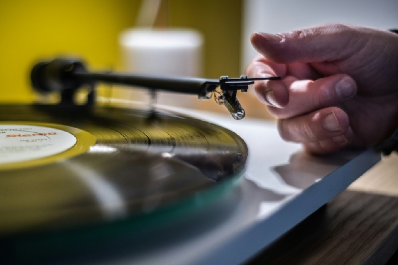 La radio RMC met aux enchères en ligne à partir de vendredi des centaines de disques vinyles de ses collections, des sixties aux années 2000 © Martin BUREAU