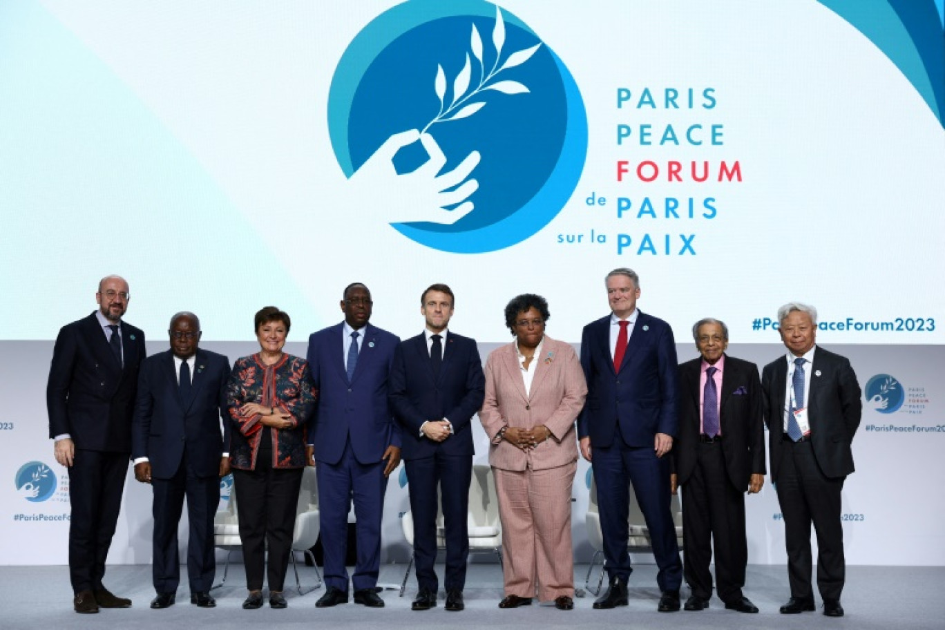 Le président français Emmanuel Macron (c) et les participauts au Forum de la paix, le 10 novembre 2023 à Paris © STEPHANIE LECOCQ