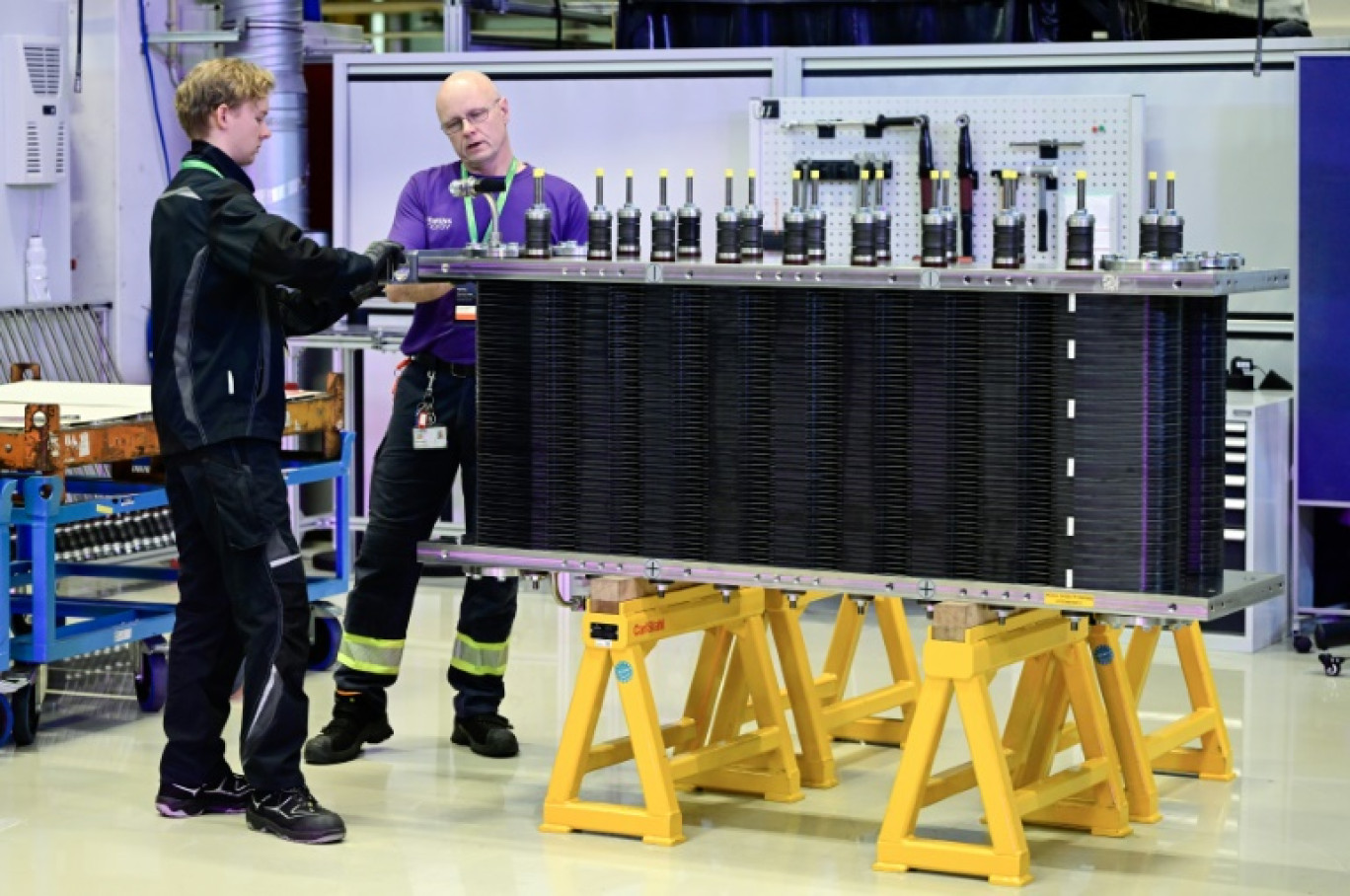 Montage d'un module d'électrolyseur servant à produire de l'hydrogène vert et à décarboner l'industrie lourde, dans la gigafactory inaugurée le 8 novembre à Berlin par le groupe allemand Siemens Energy et le groupe français Air Liquide © John MACDOUGALL