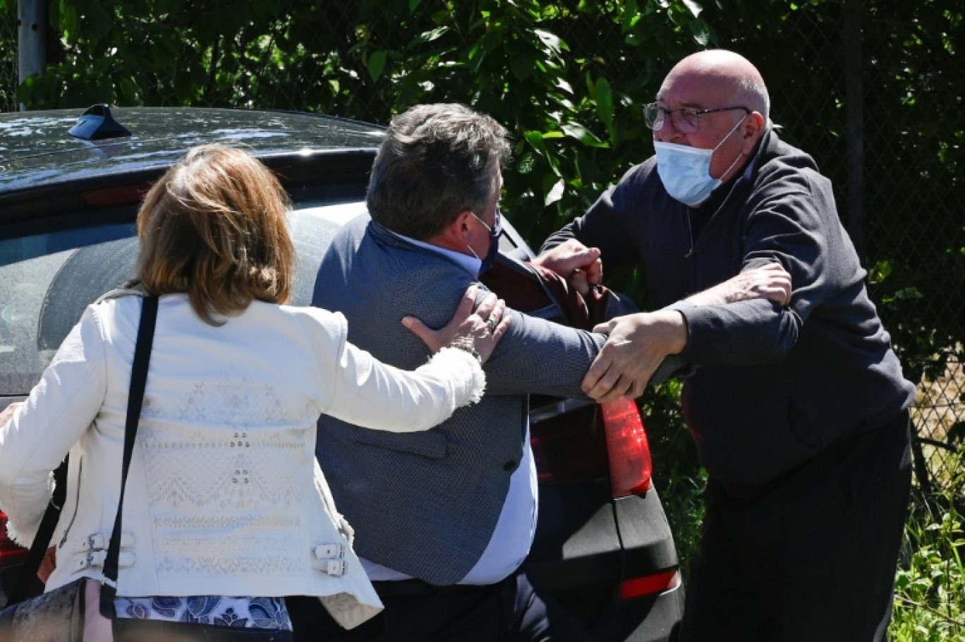 Le RN Christian Zimmermann (à droite) et Le LR Jacques Cattin (au centre) se bousculent en marge d'une manifestation, le 29 mai 2021 à Colmar © SEBASTIEN BOZON