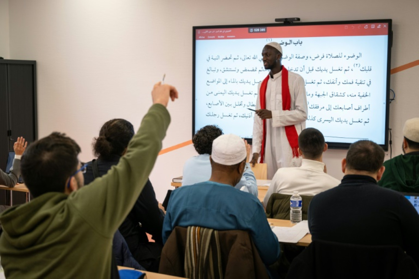 Kalilou Sylla, l'Imam de la Grande Mosquée de Strasbourg, donne un cours visant à former les étudiants à une pratique de l'islam modéré, le 11 novembre 2023, à Strasbourg © PATRICK HERTZOG