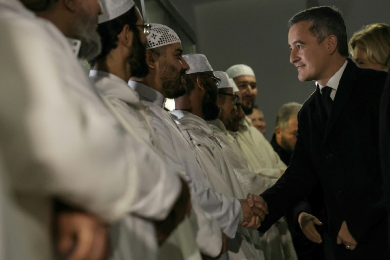 Le ministre de l'Intérieur Gérald Darmanin accueilli par des imams à la Grande mosquée de Paris, le 11 novembre 2023 © Thomas SAMSON