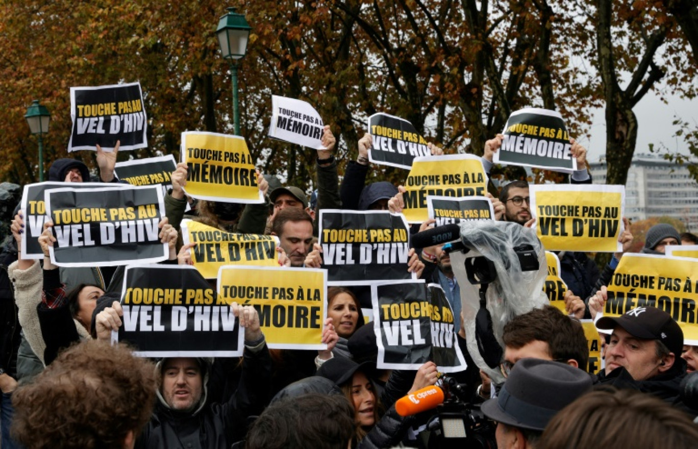 Des membres de la communauté juive protestent contre un rassemblement de La France insoumise contre l'antisémitisme et le racisme devant le Vel d'Hiv, à Paris, le 12 novembre 2023 © Geoffroy VAN DER HASSELT