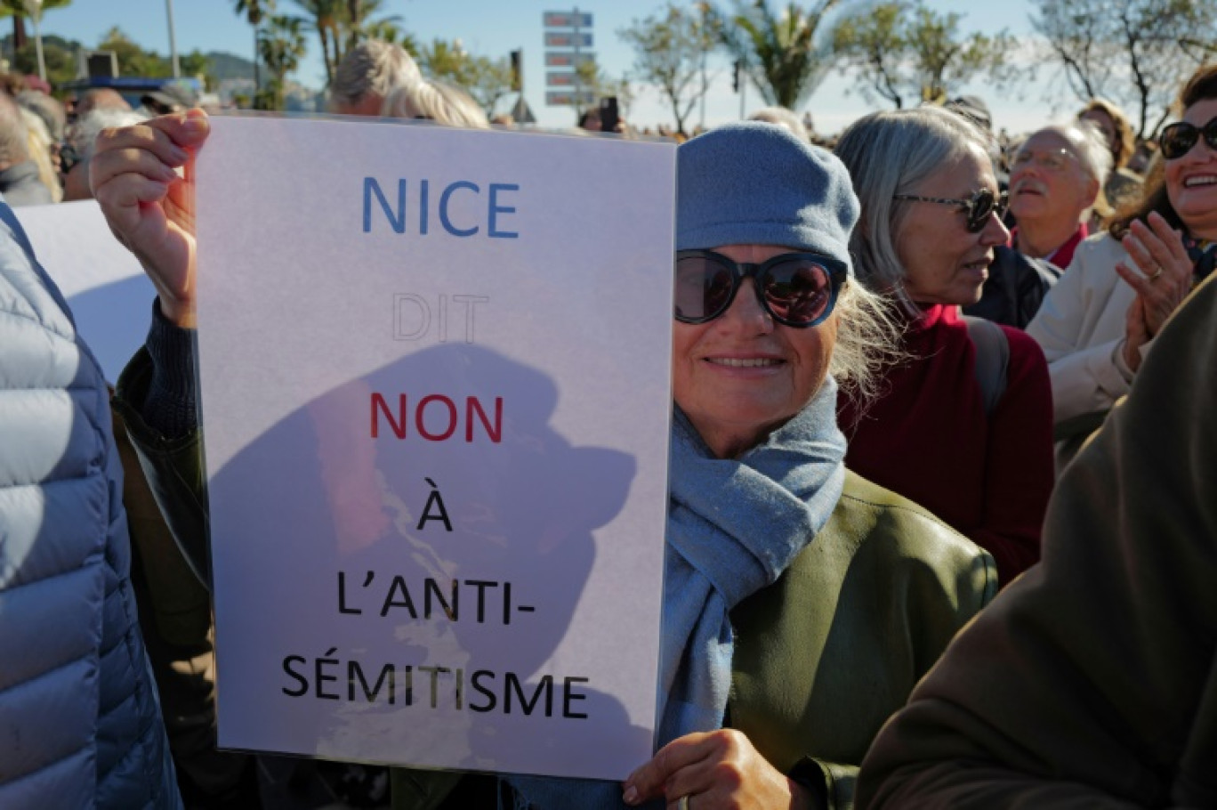 Une manifestante contre l'antisémitisme dimanche 12 novembre à Nice © Valery HACHE