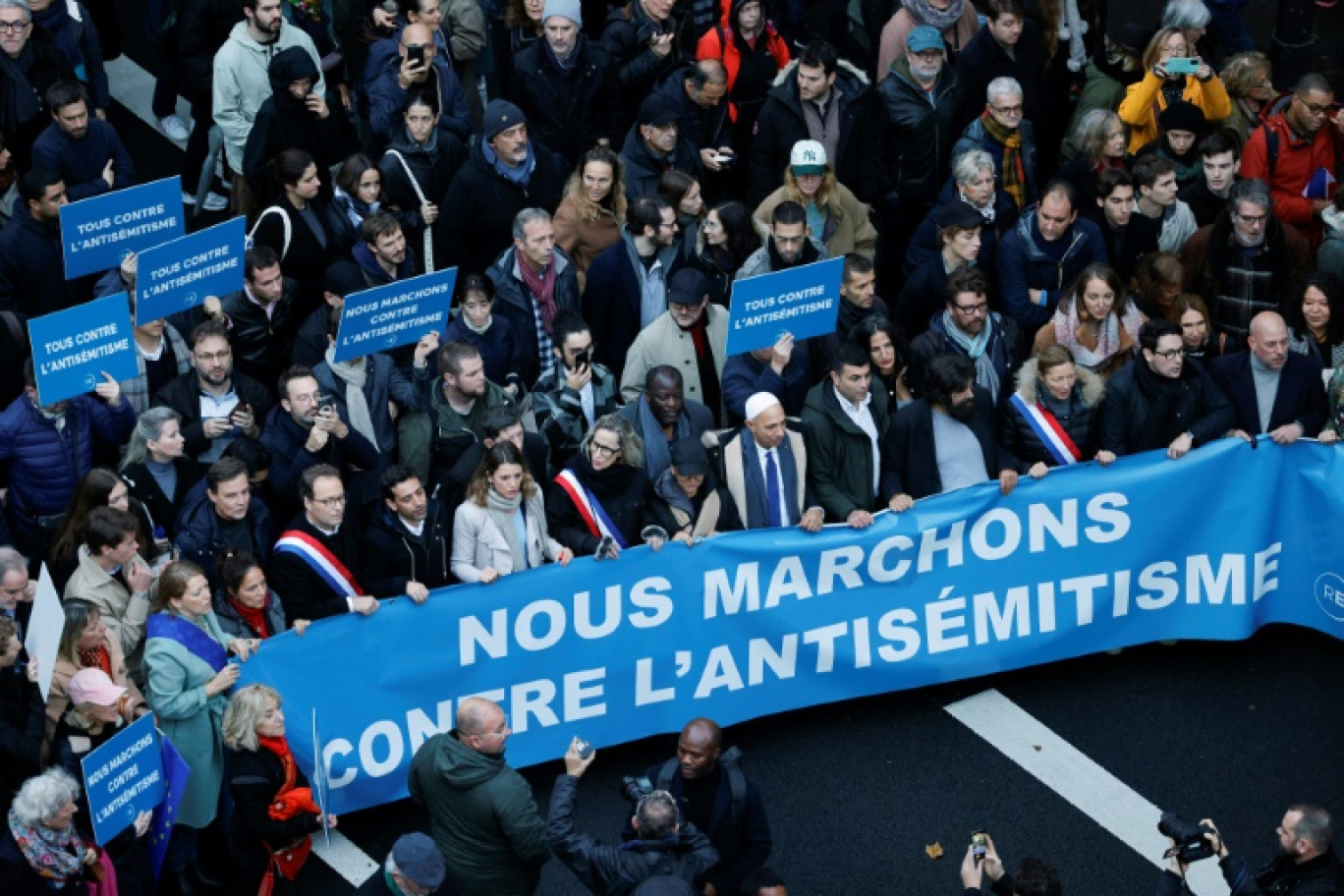 L'écrivain et militant des droits de l'homme Marek Halter (4e d) défile avec des responsables contre l'antisémitisme à Paris le 12 novembre 2023 © Geoffroy Van der Hasselt